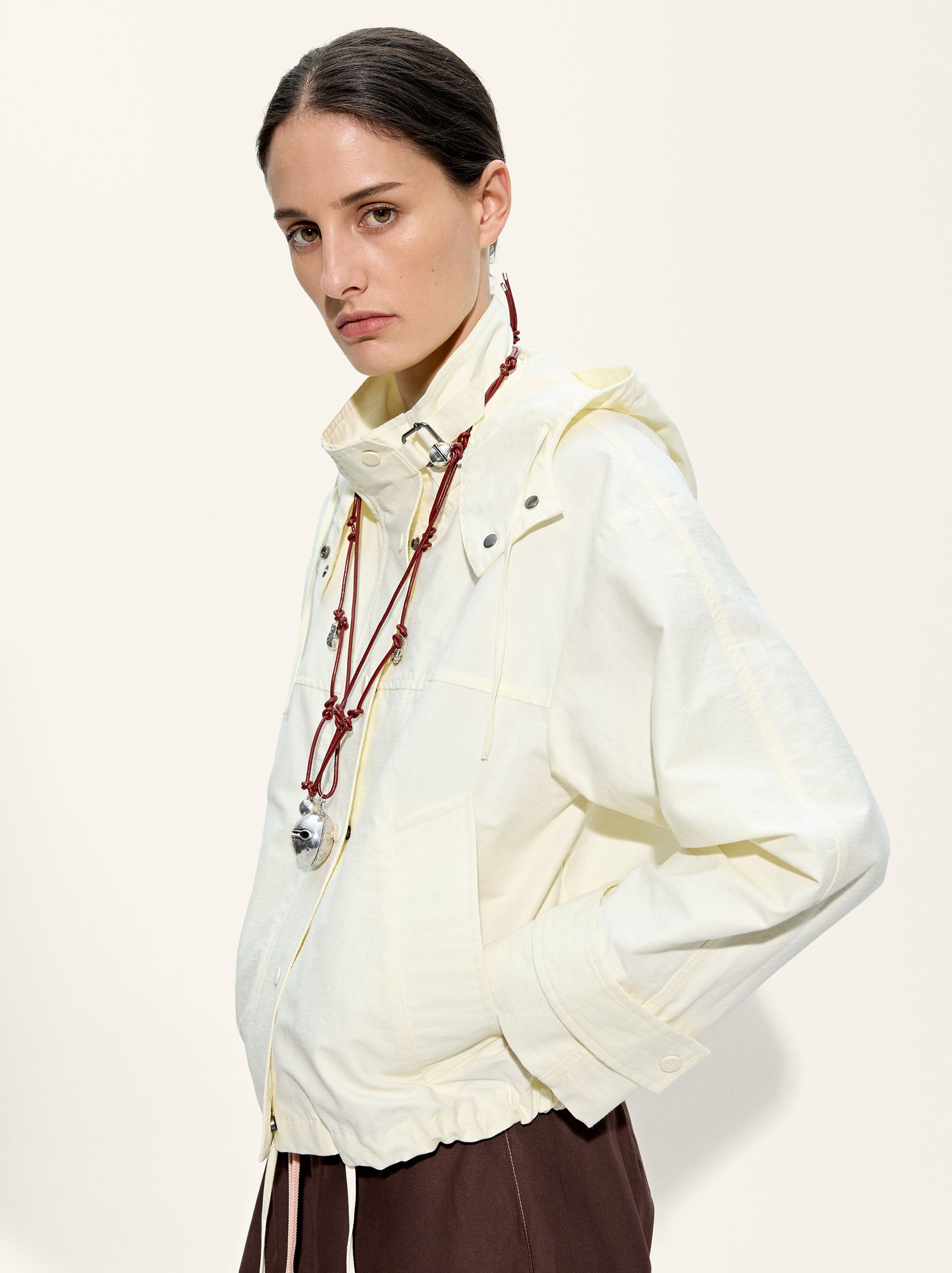 Chaqueta Con Capucha Y Cuello Alto