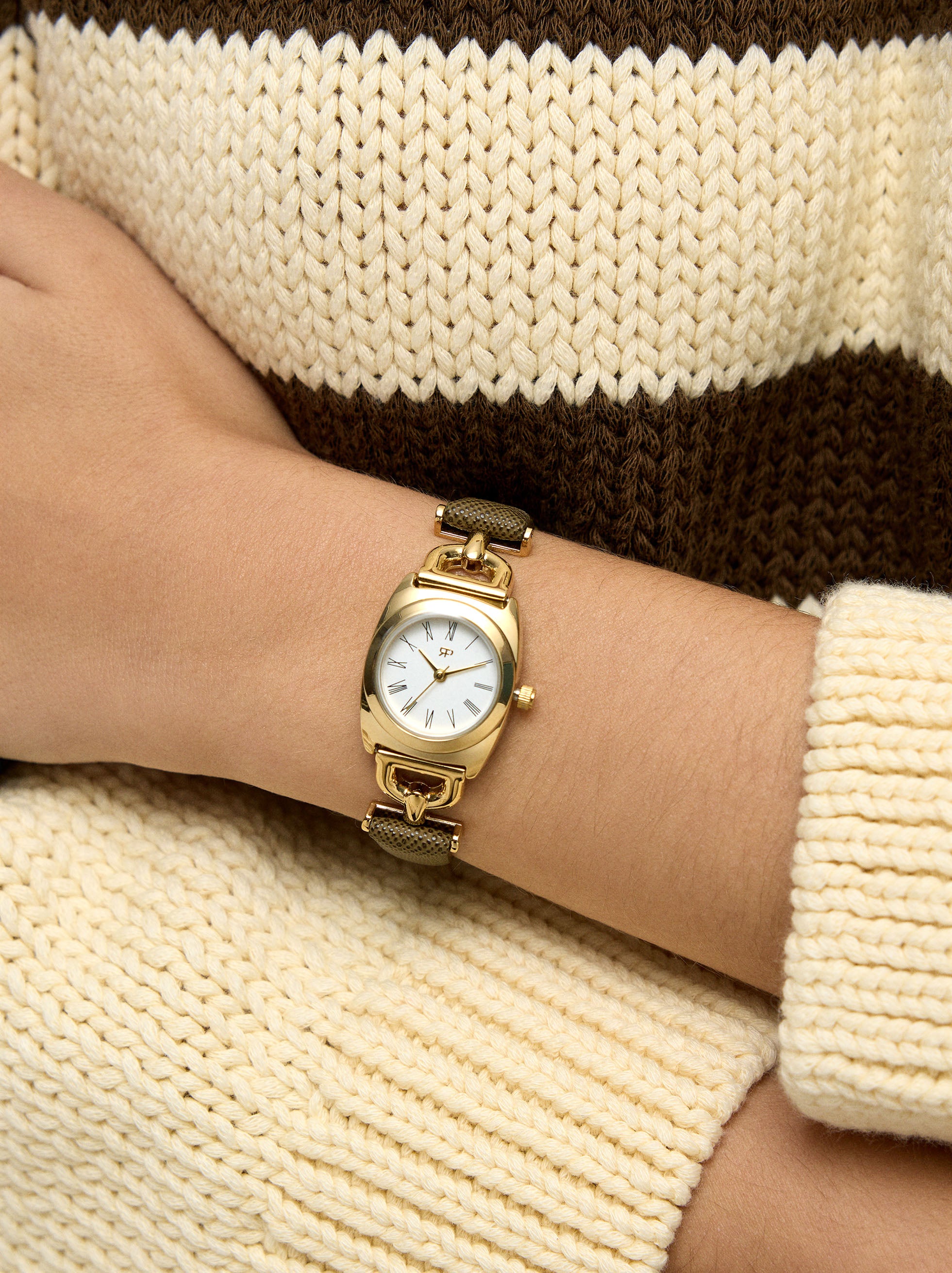 Reloj Ovalado Con Pulsera Efecto Piel