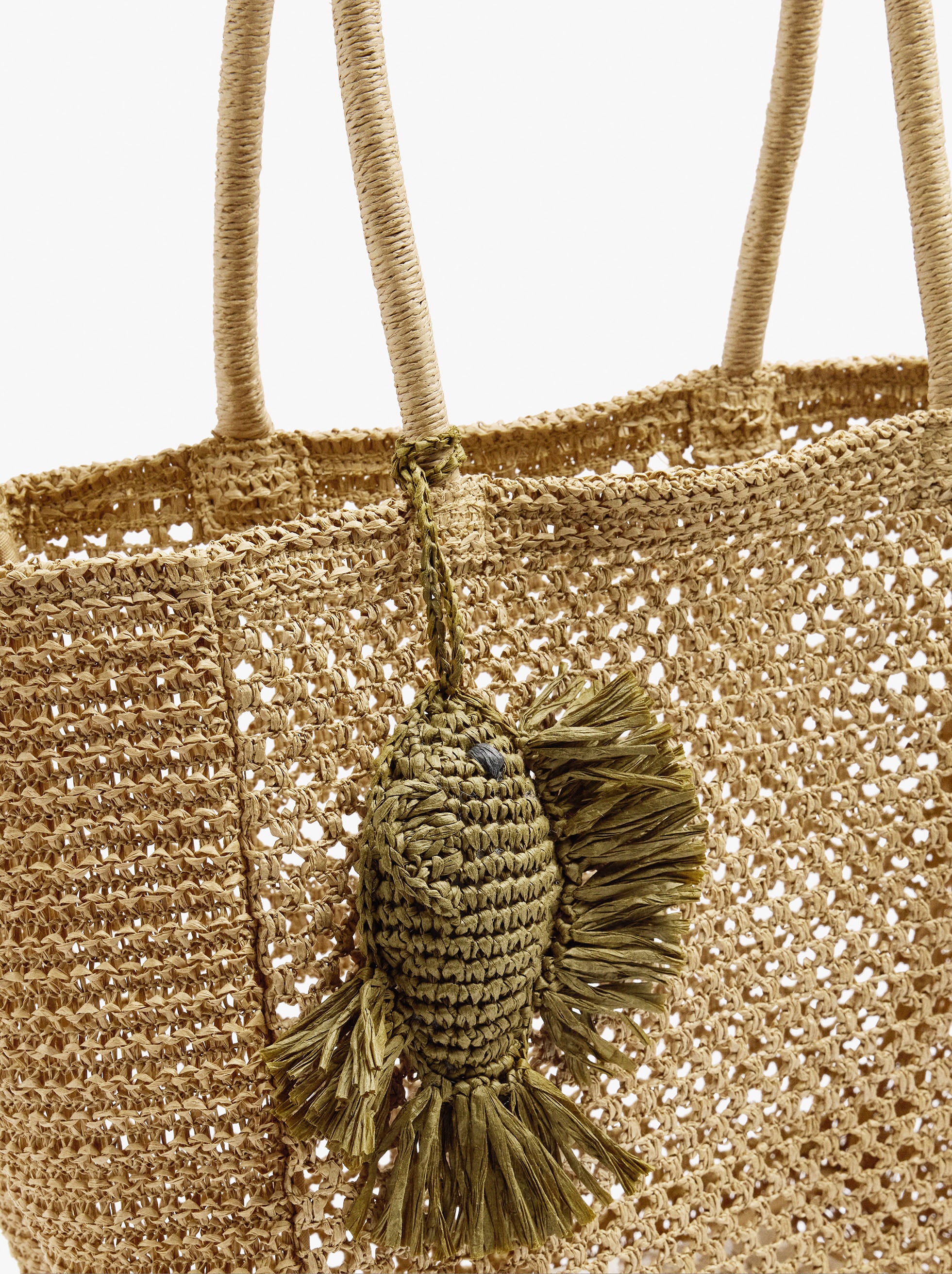 Bolso Shopper Efecto Rafia Con Colgante