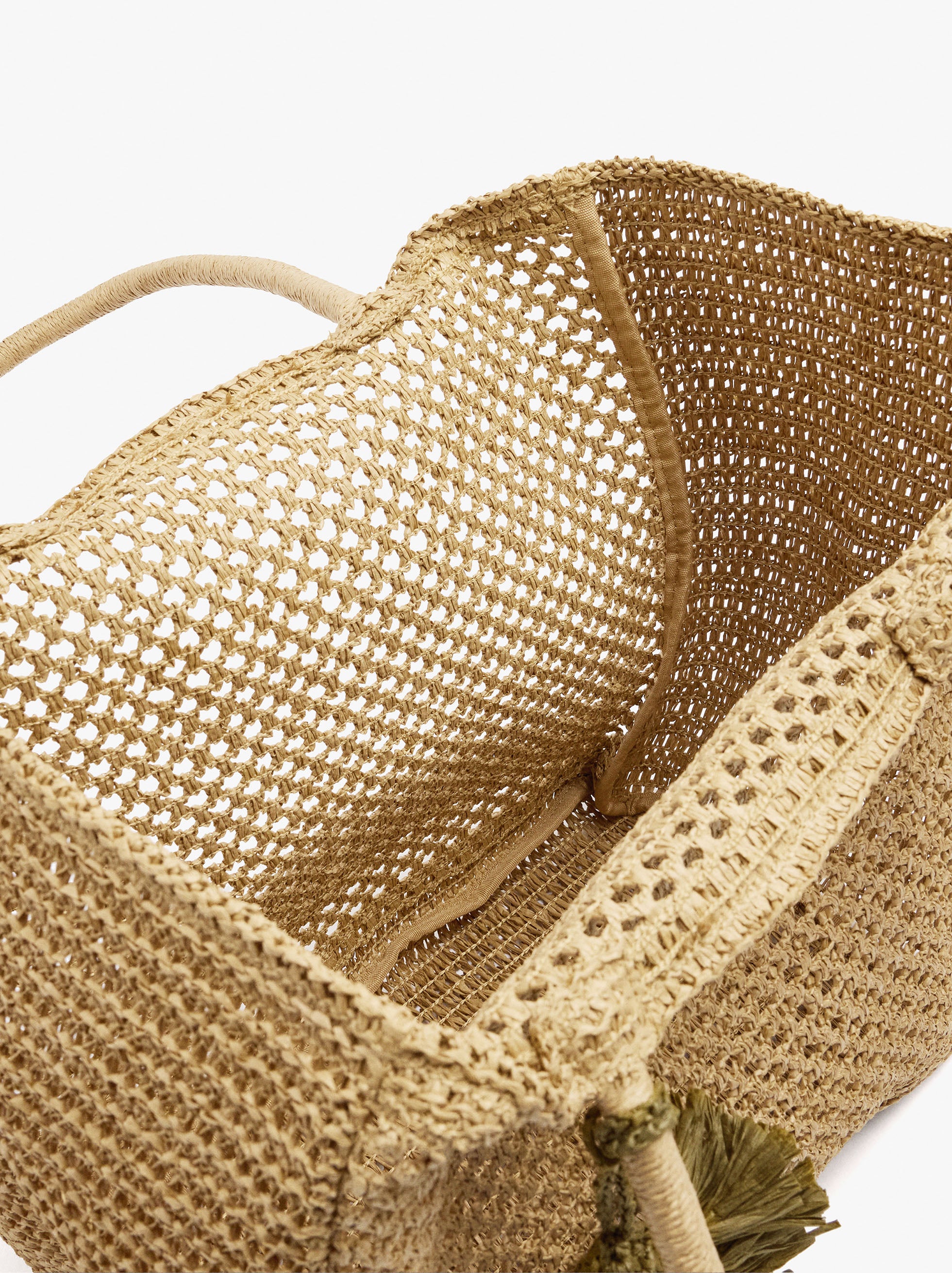 Bolso Shopper Efecto Rafia Con Colgante