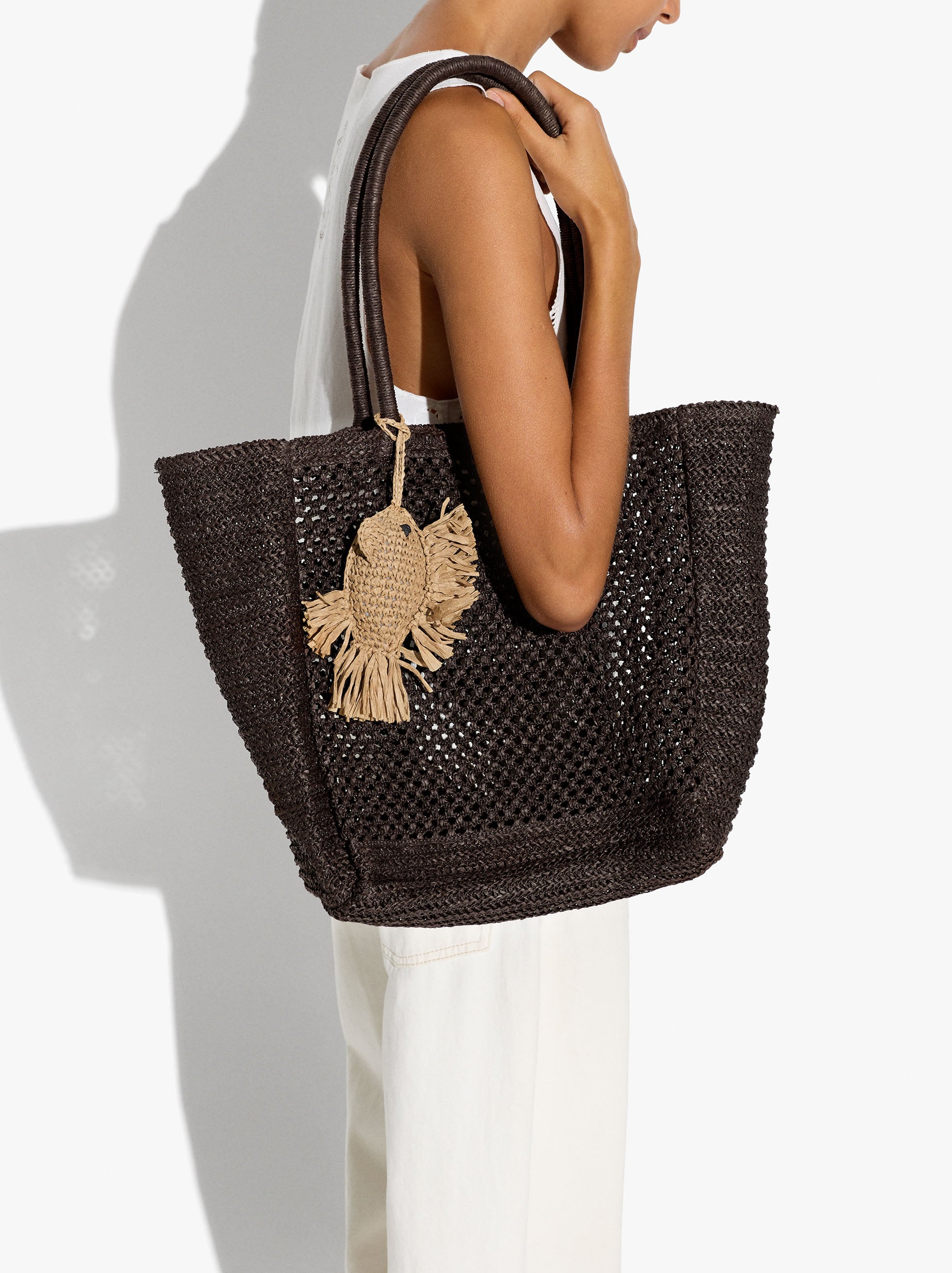 Bolso Shopper Efecto Rafia Con Colgante