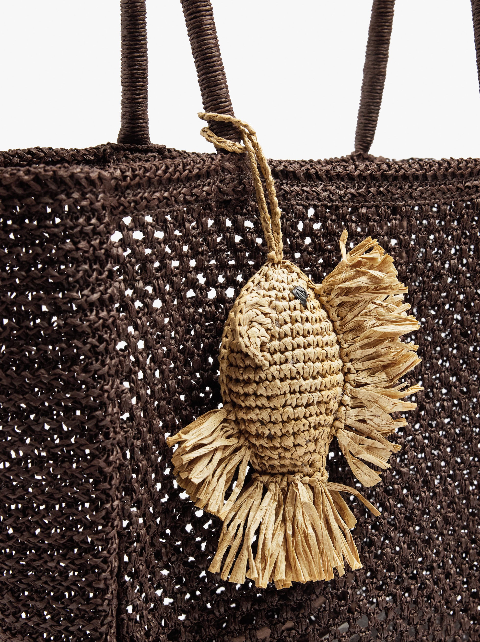 Bolso Shopper Efecto Rafia Con Colgante