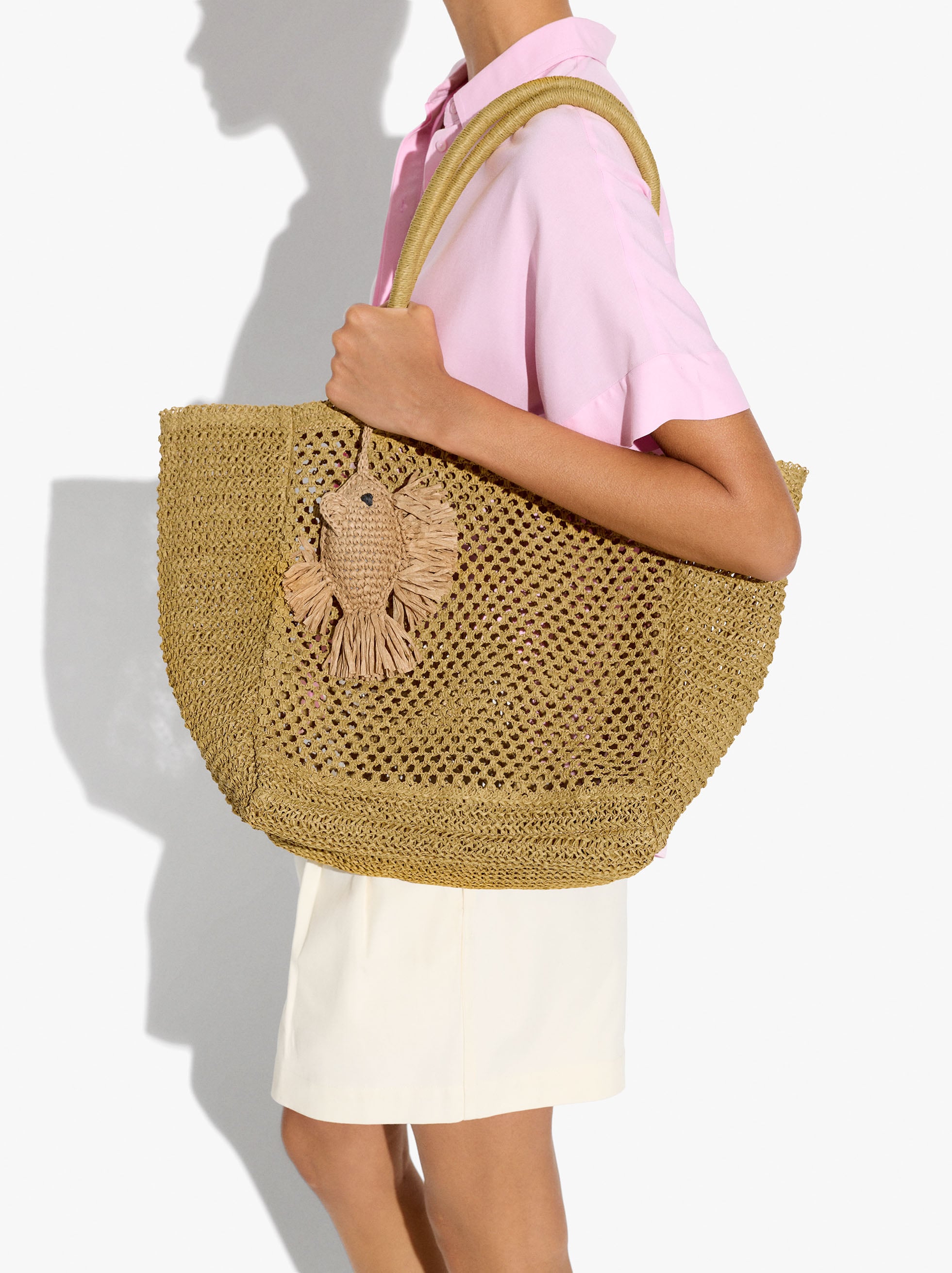 Bolso Shopper Efecto Rafia Con Colgante