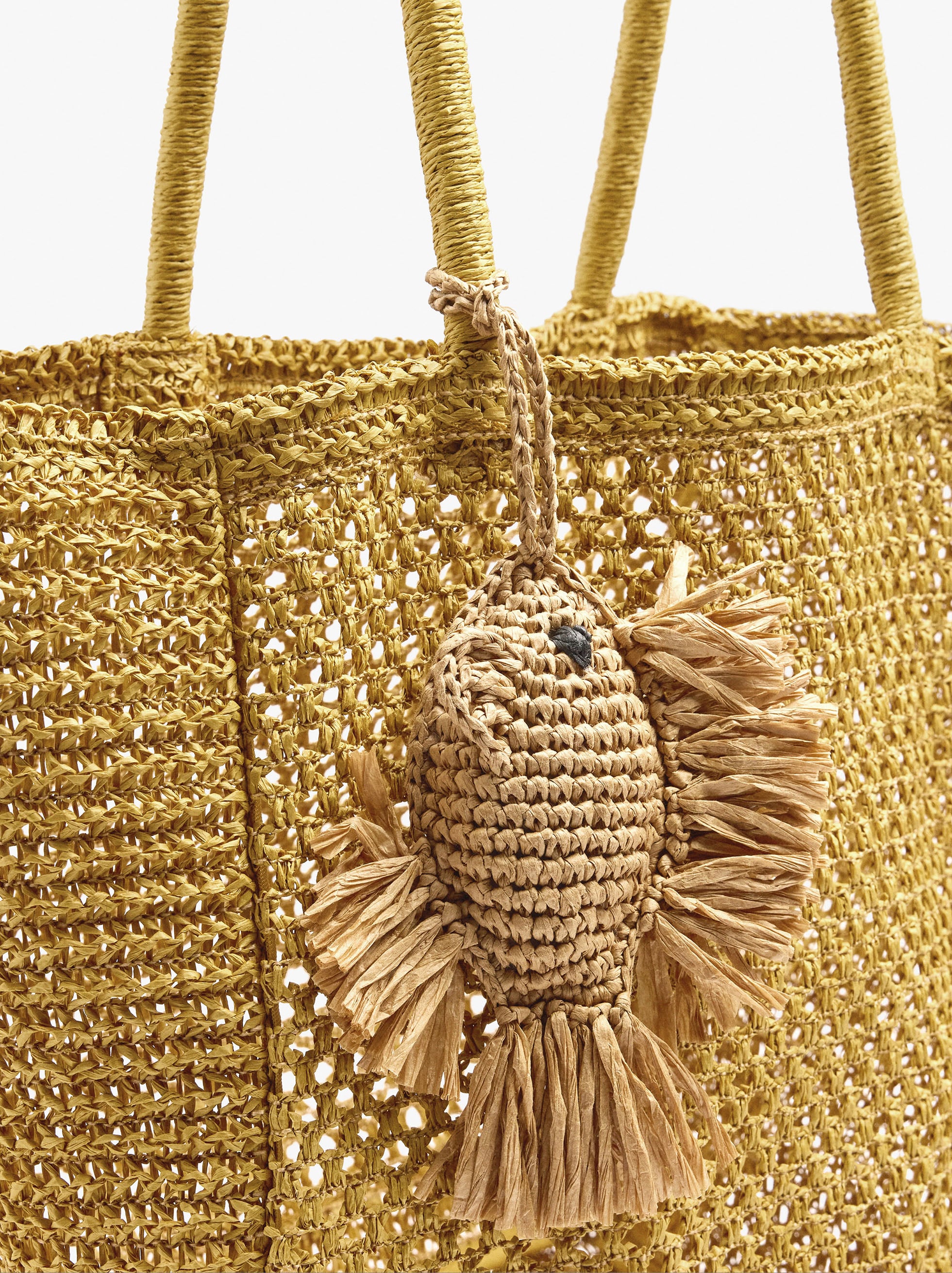 Bolso Shopper Efecto Rafia Con Colgante