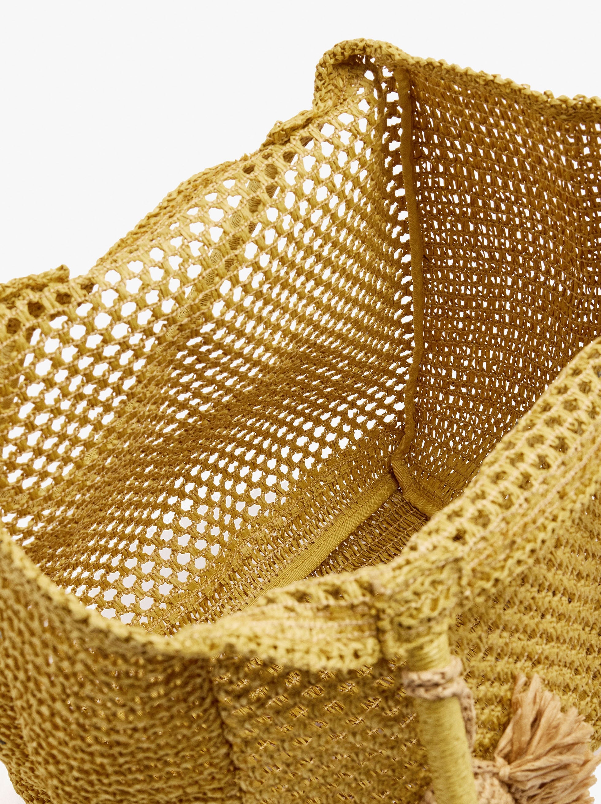 Bolso Shopper Efecto Rafia Con Colgante
