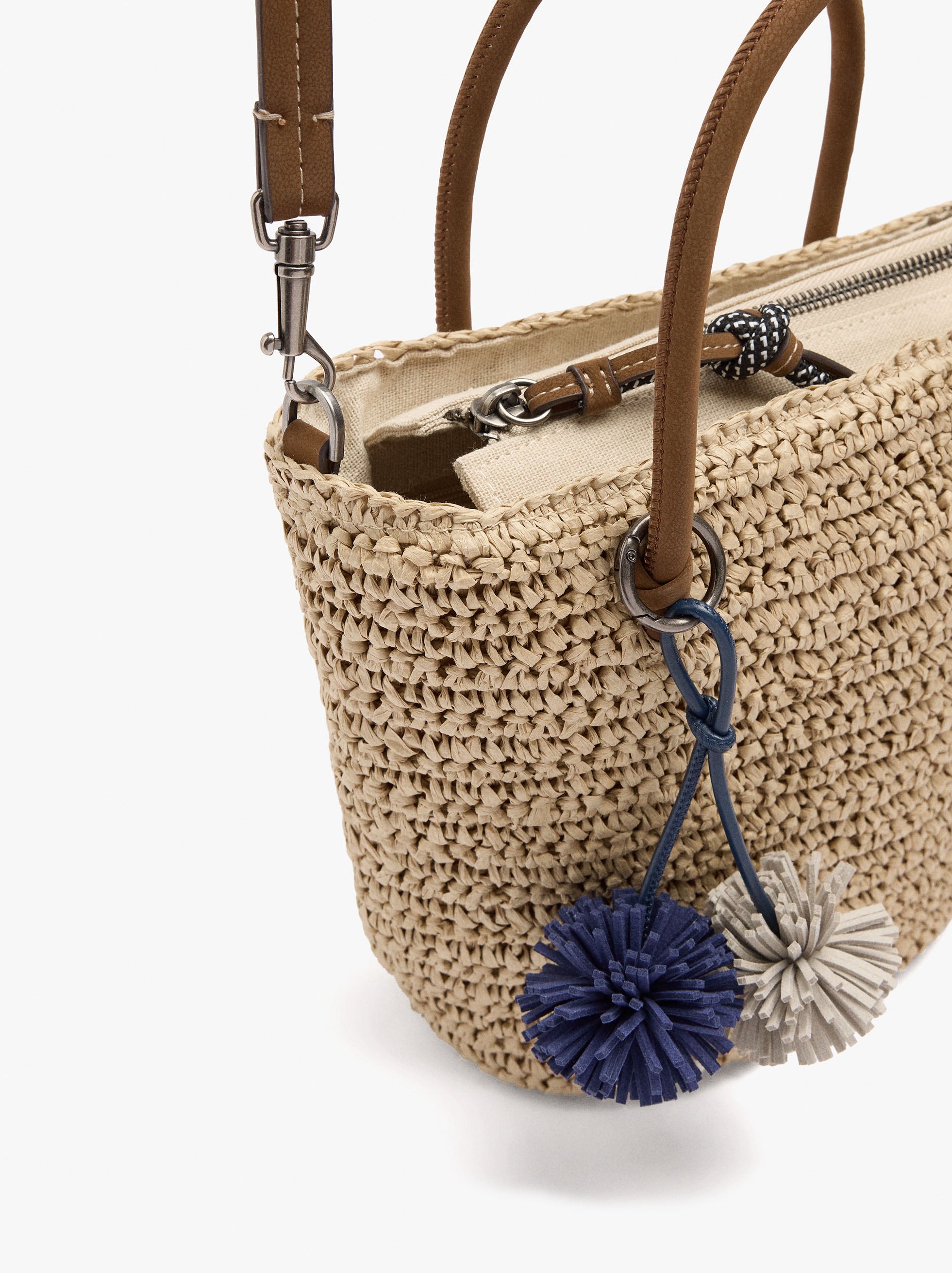 Bolso Tote Efecto Rafia Con Colgante