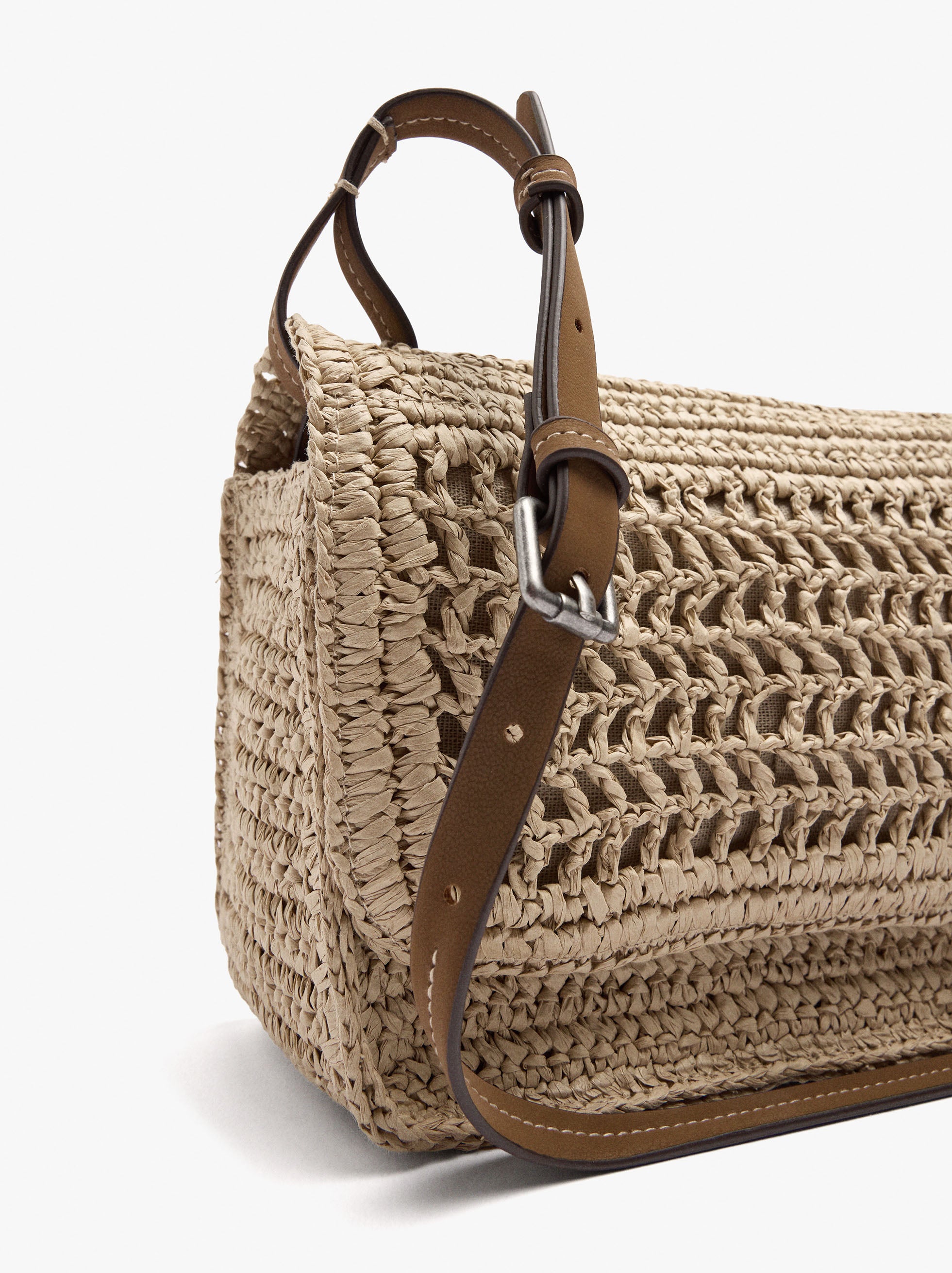 Bolso Bandolera Efecto Rafia Con Solapa