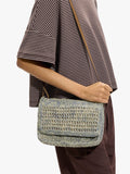 Bolso Bandolera Efecto Rafia Con Solapa