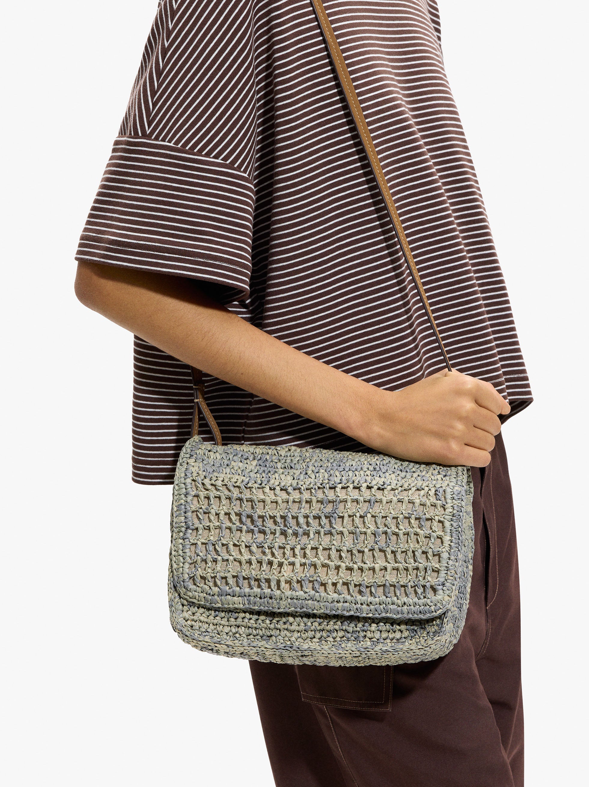 Bolso Bandolera Efecto Rafia Con Solapa