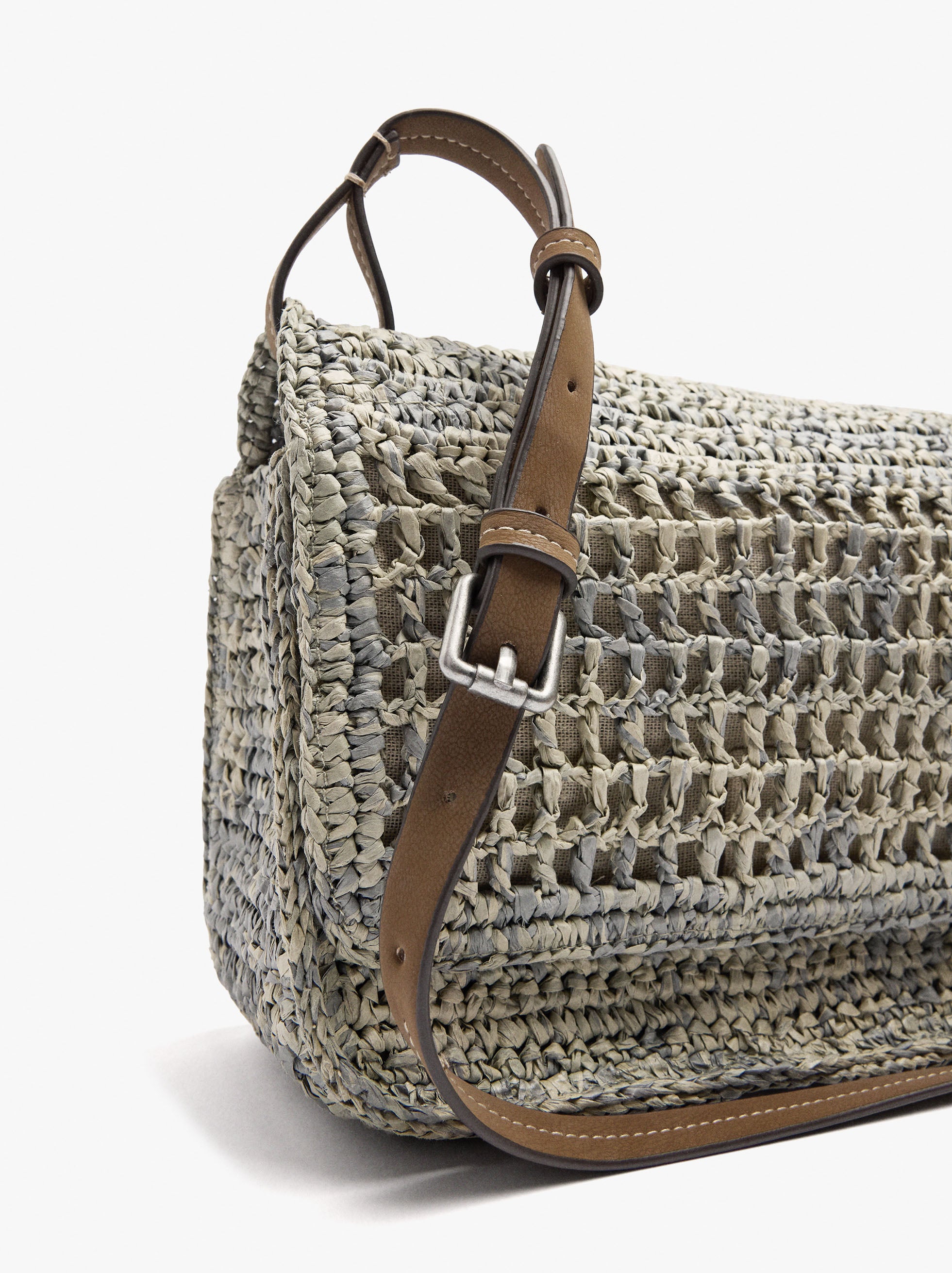Bolso Bandolera Efecto Rafia Con Solapa
