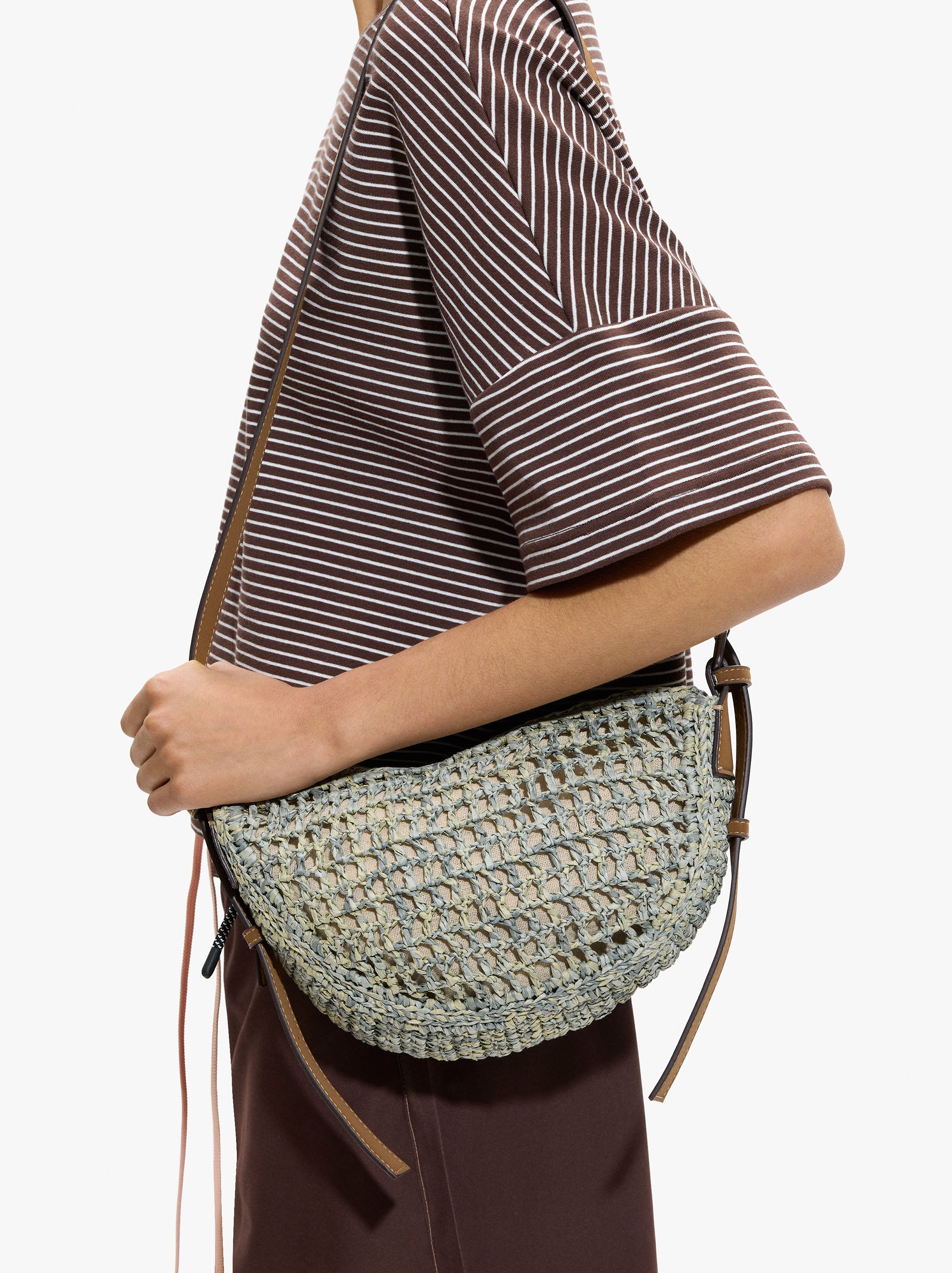 Bolso Bandolera Oval Con Efecto Rafia