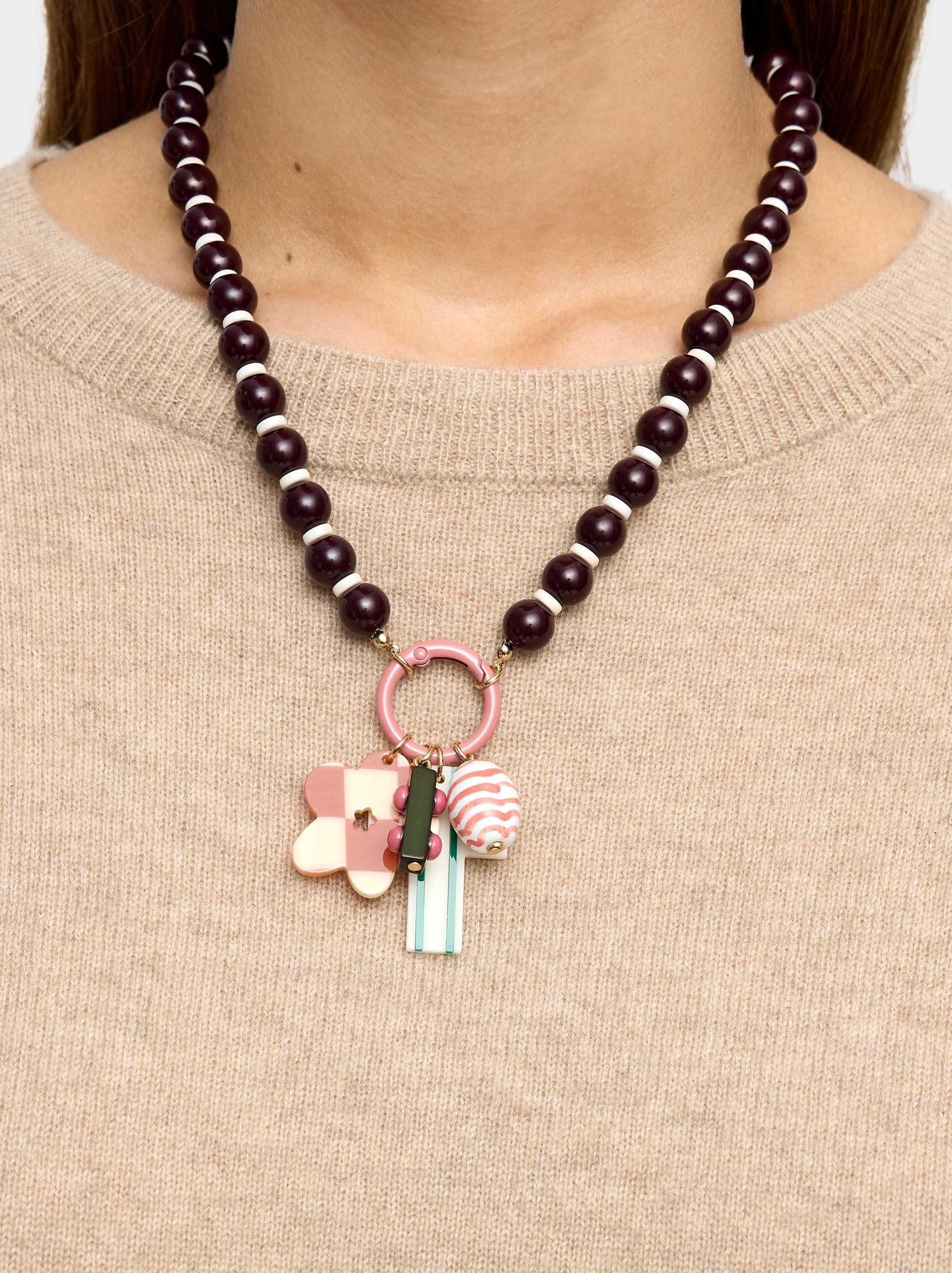 Collar Corto Con Cuentas De Resina