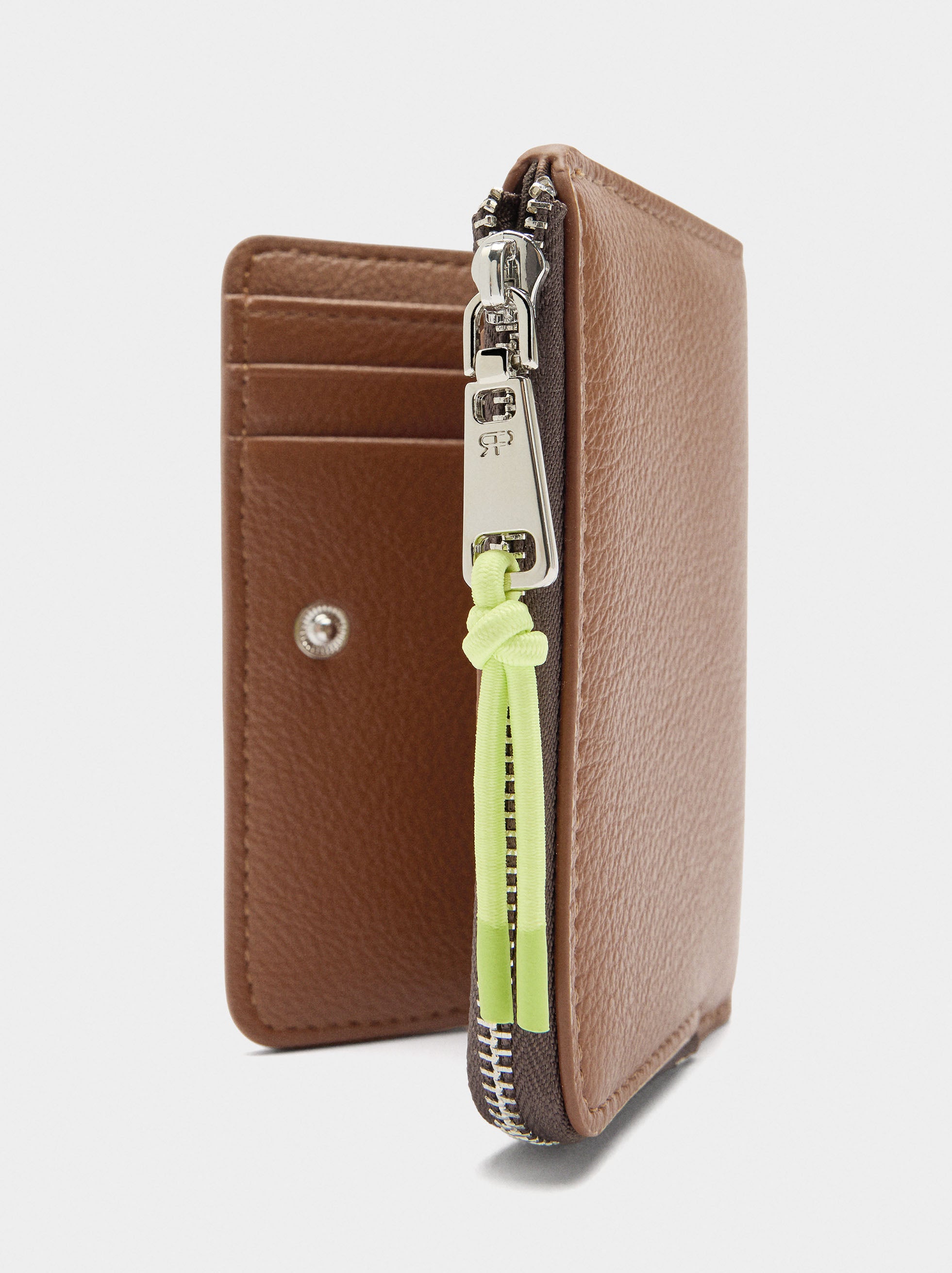 Cartera Básica Con Textura