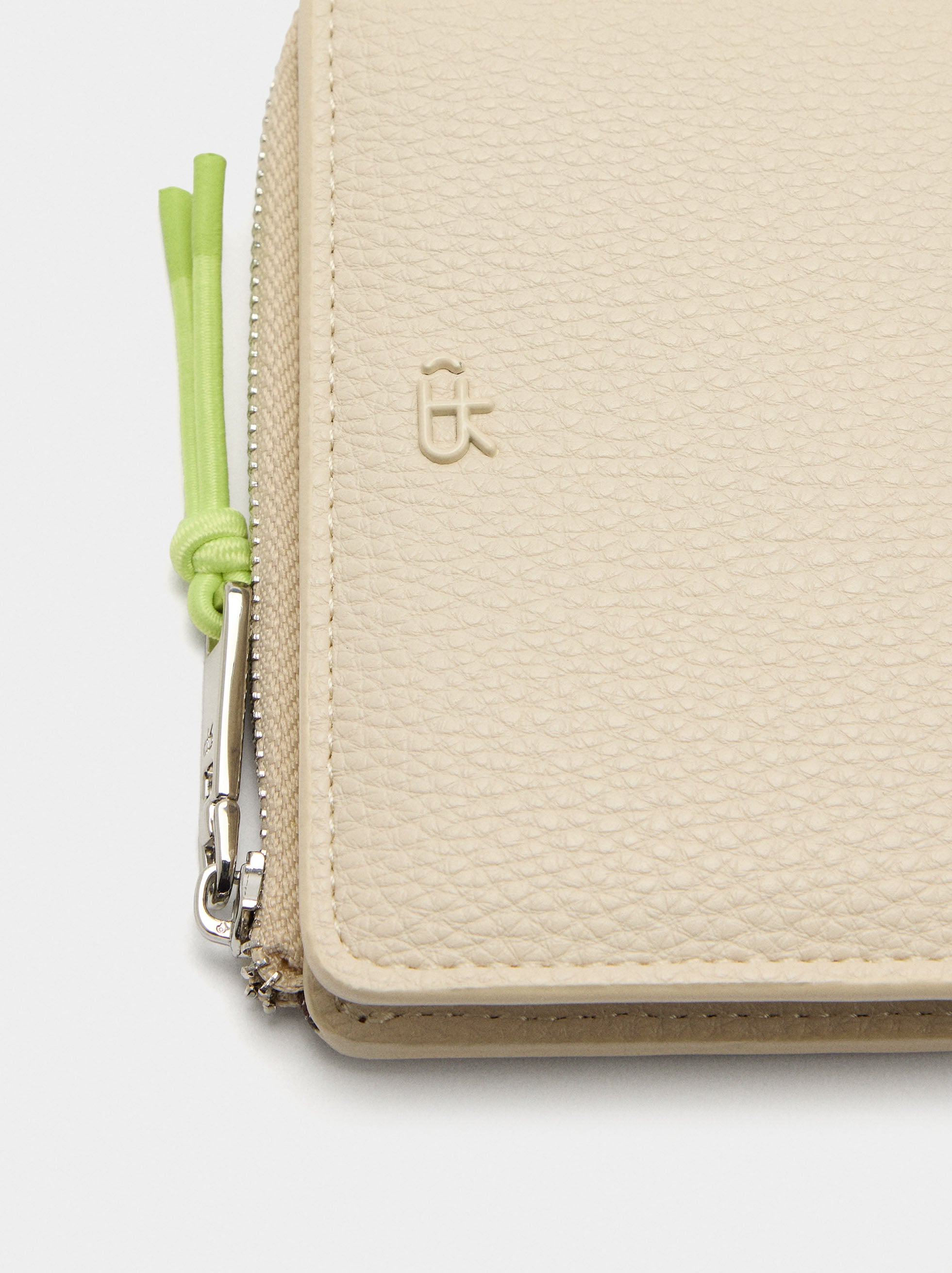 Cartera Básica Con Textura