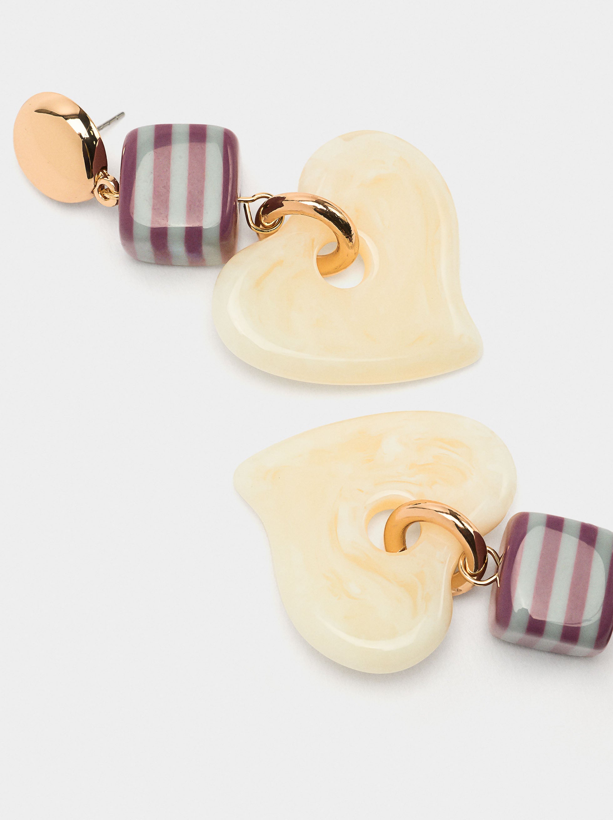 Pendientes Largos Con Corazón De Resina