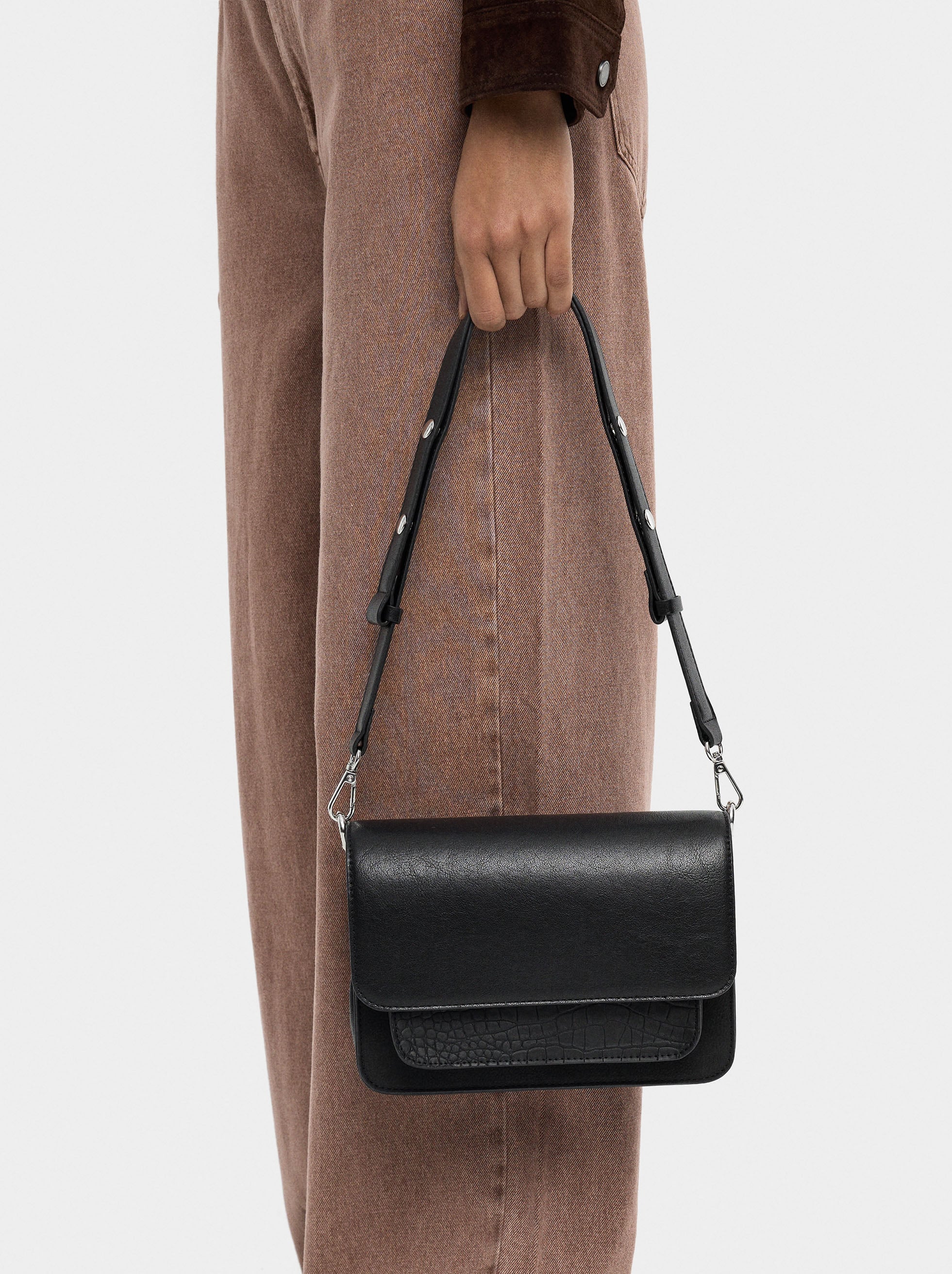 Bolso Bandolera Con Solapa Y Textura