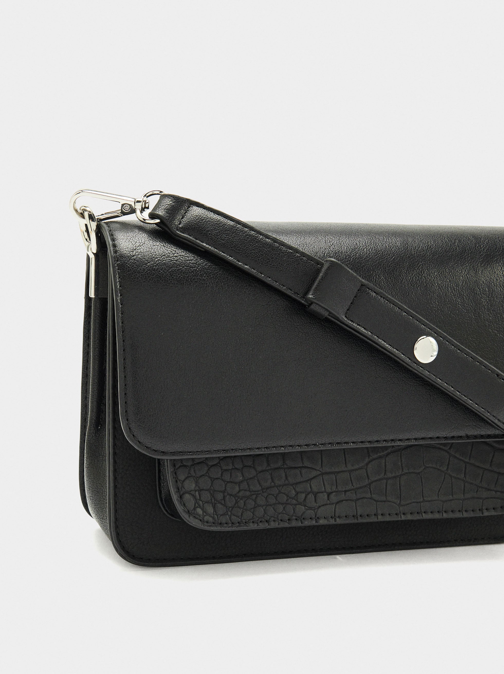 Bolso Bandolera Con Solapa Y Textura