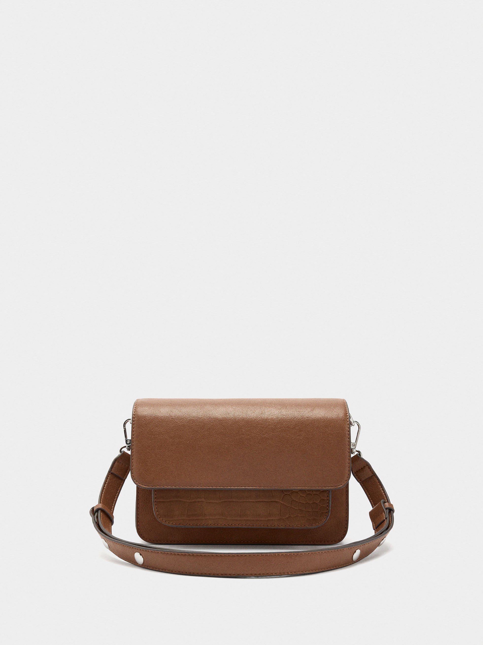 Bolso Bandolera Con Solapa Y Textura
