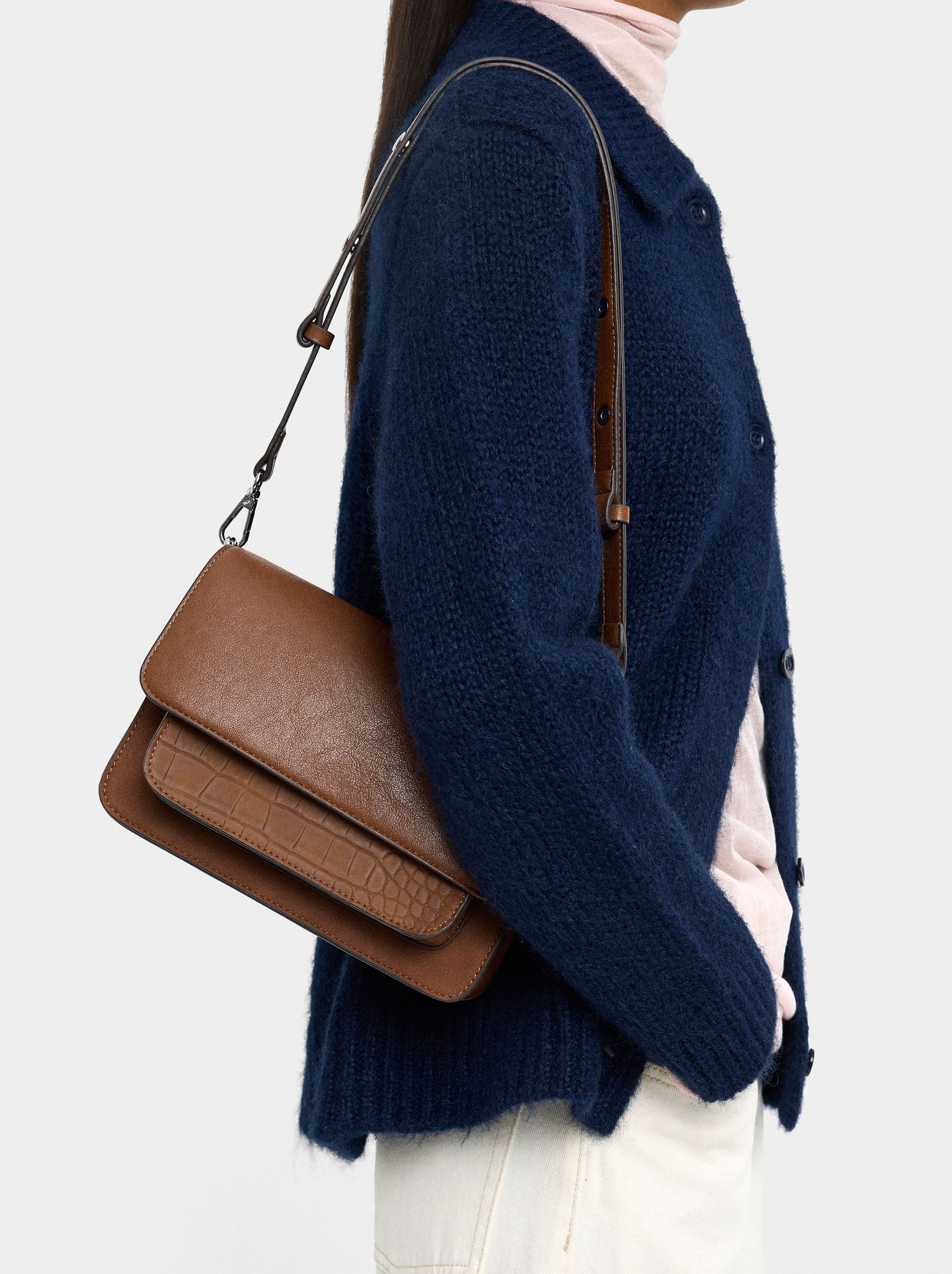 Bolso Bandolera Con Solapa Y Textura
