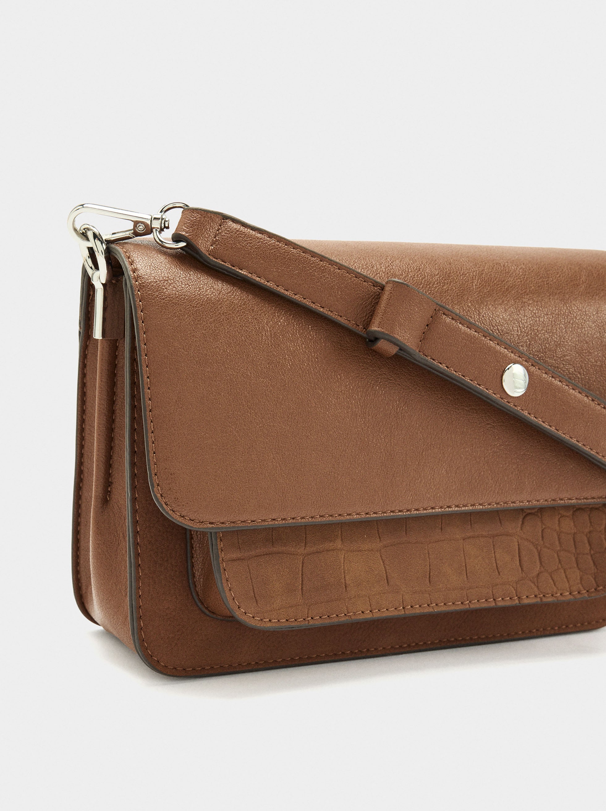 Bolso Bandolera Con Solapa Y Textura