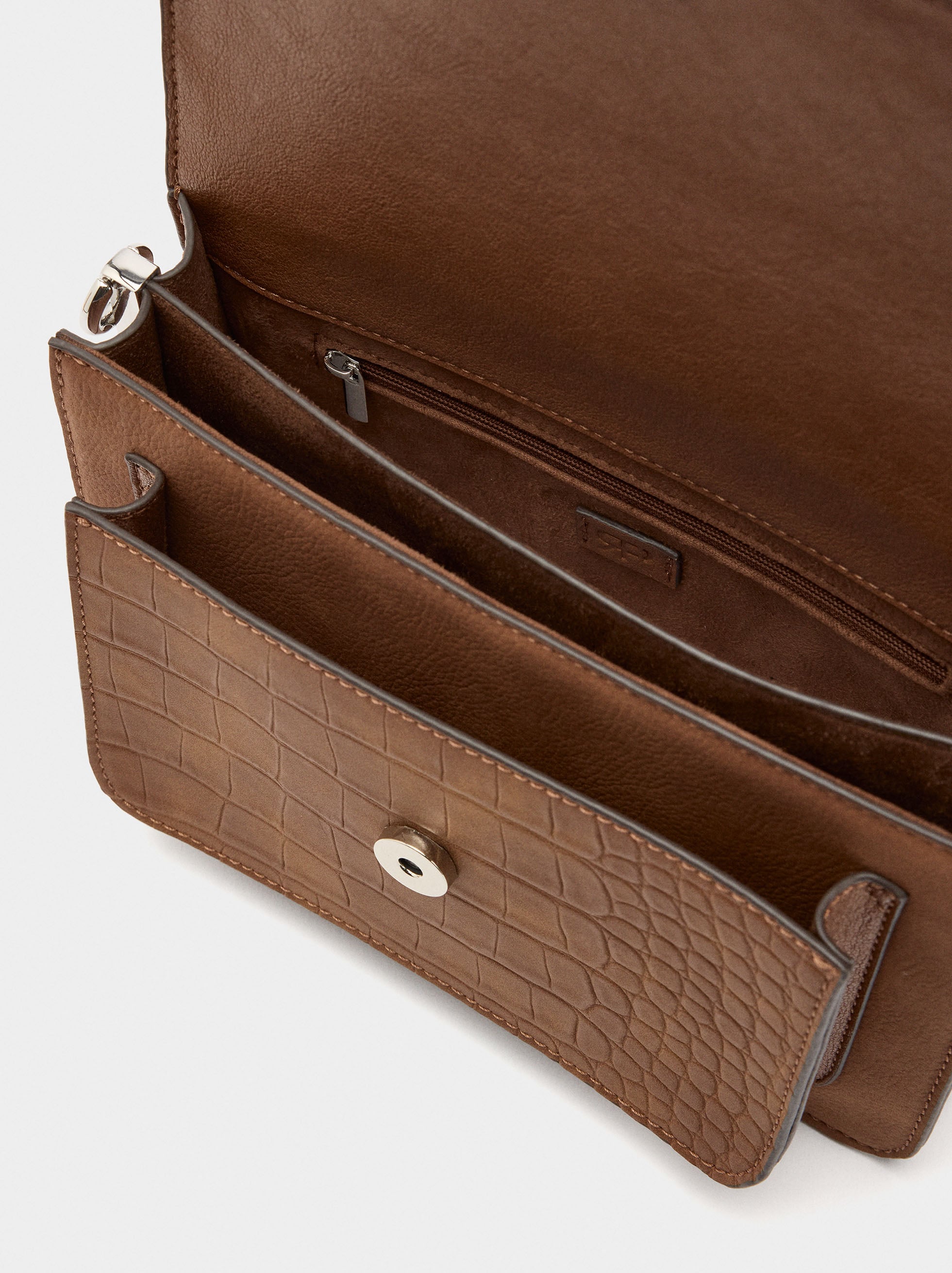 Bolso Bandolera Con Solapa Y Textura