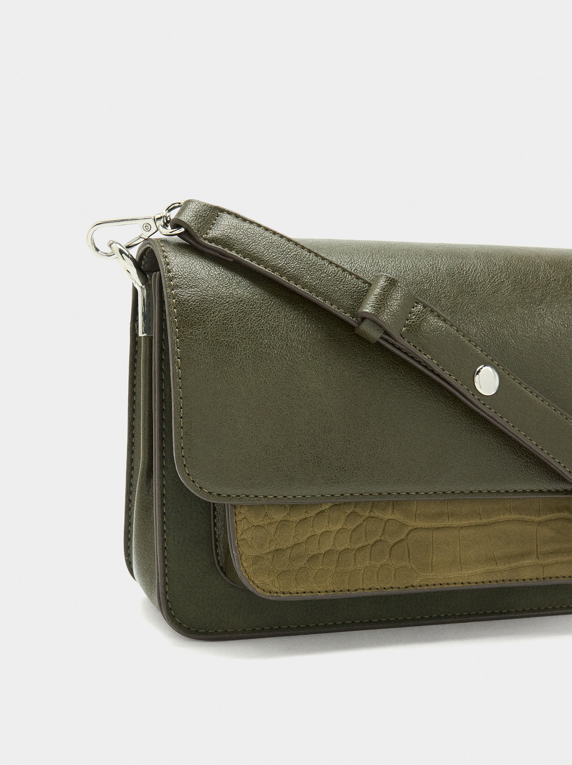 Bolso Bandolera Con Solapa Y Textura