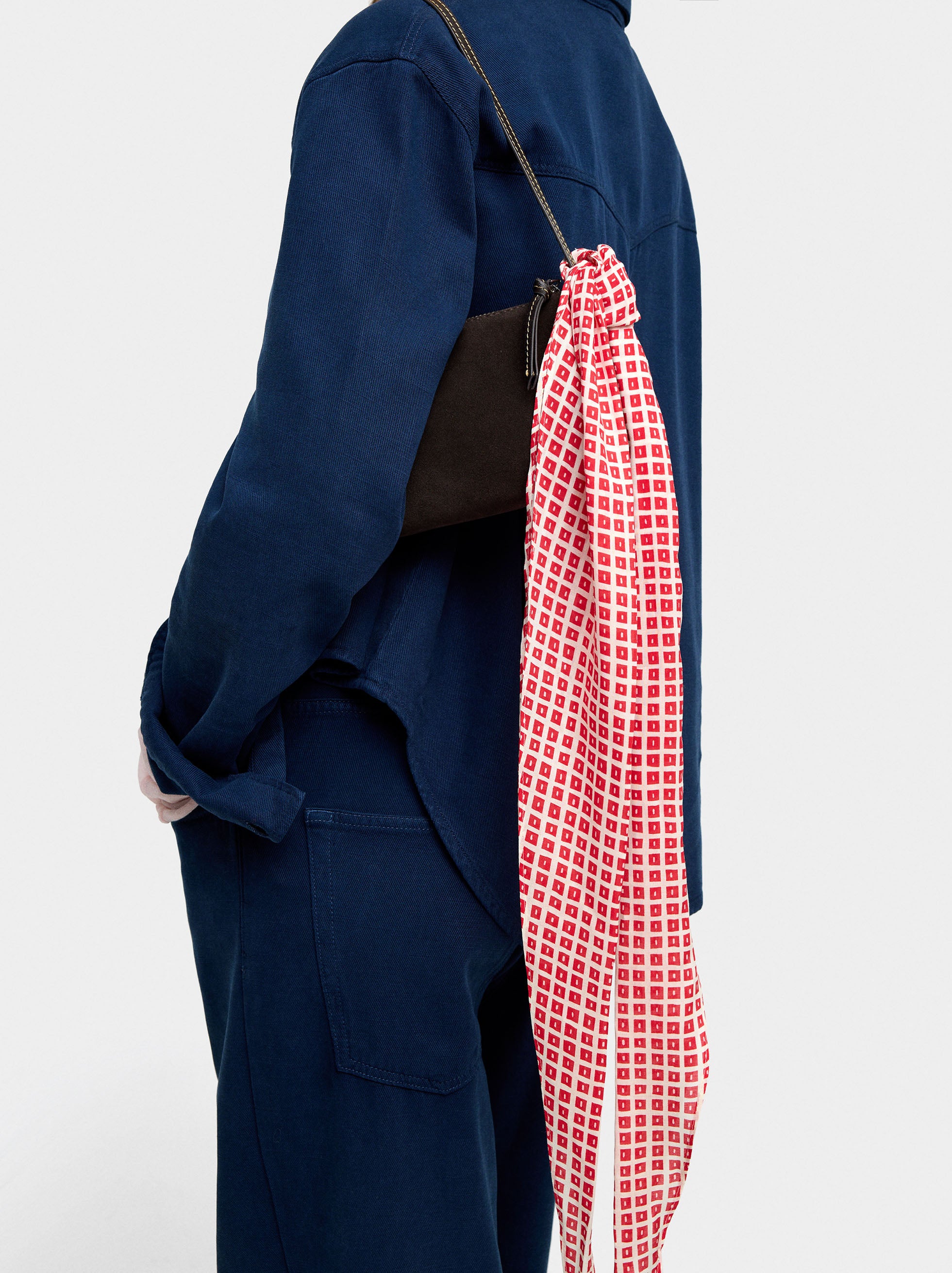 Pañuelo Triangular Estampado Con Abalorios