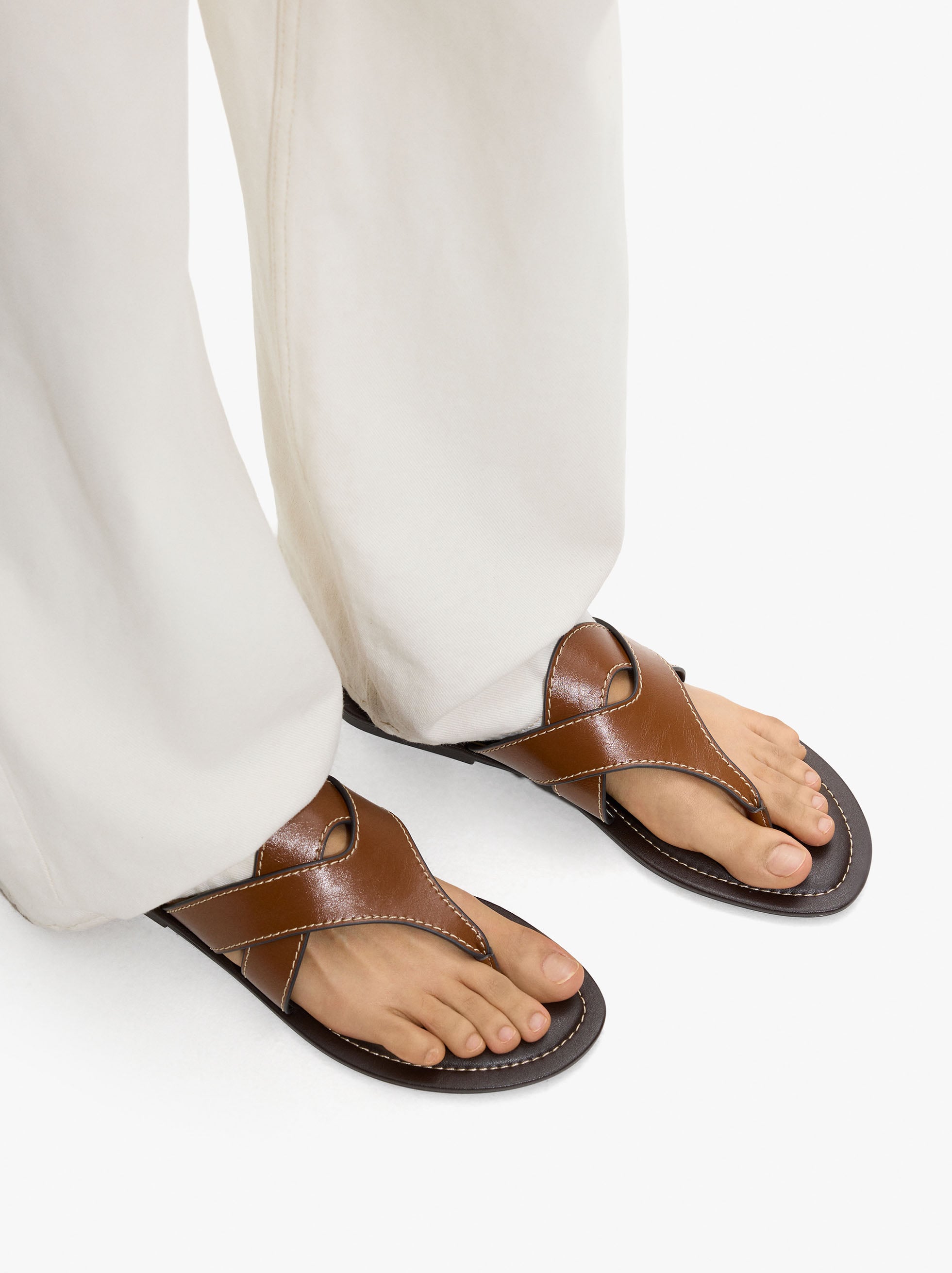 Sandalias Planas Con Tiras Cruzadas
