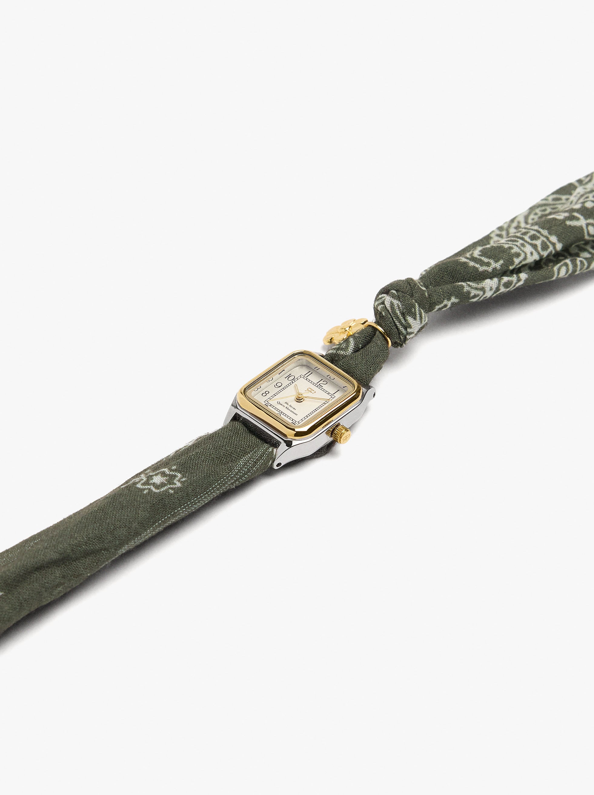 Reloj Con Pulsera De Tela Con Charms