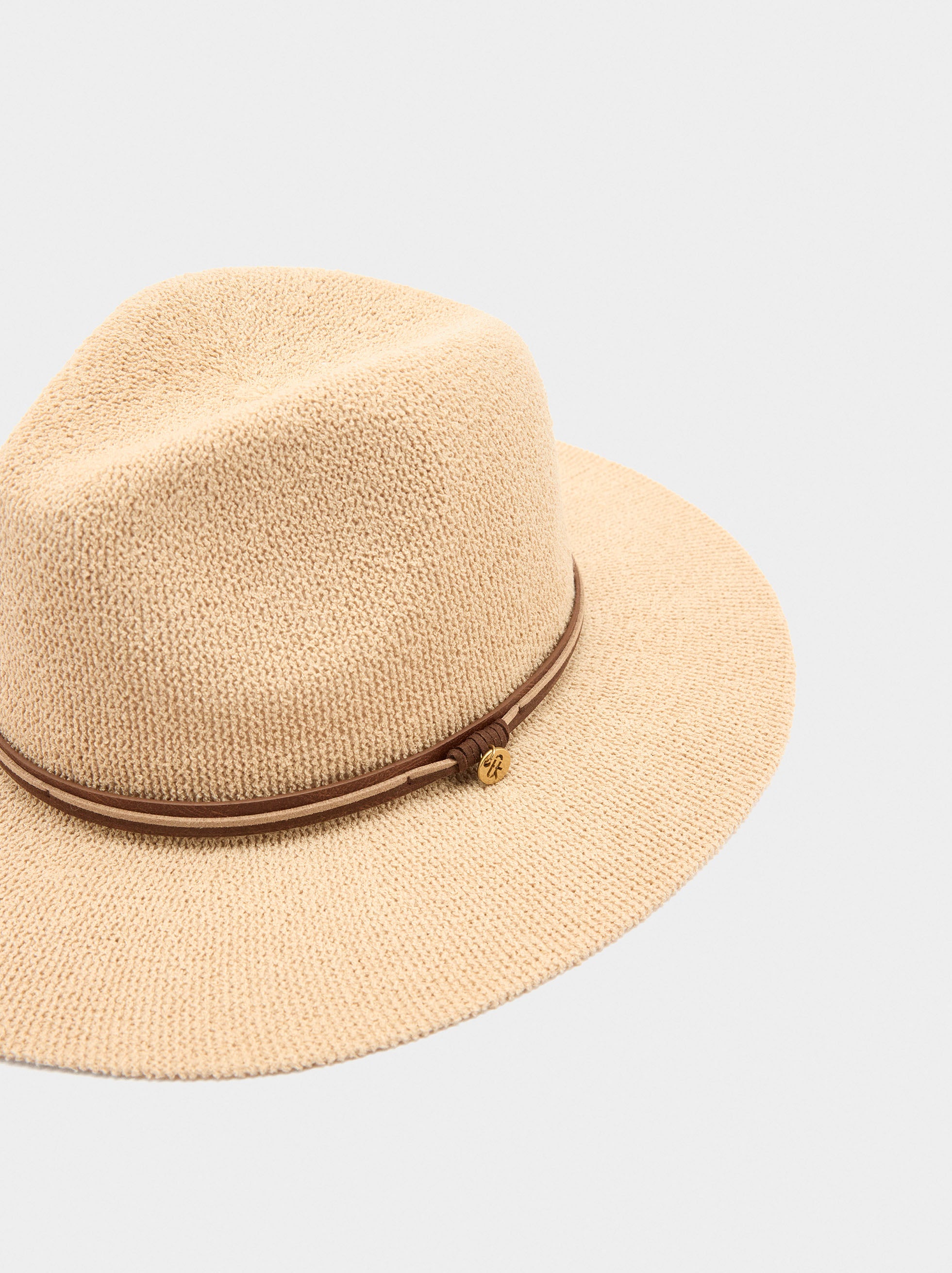 Sombrero De Punto Con Cintos Efecto Piel