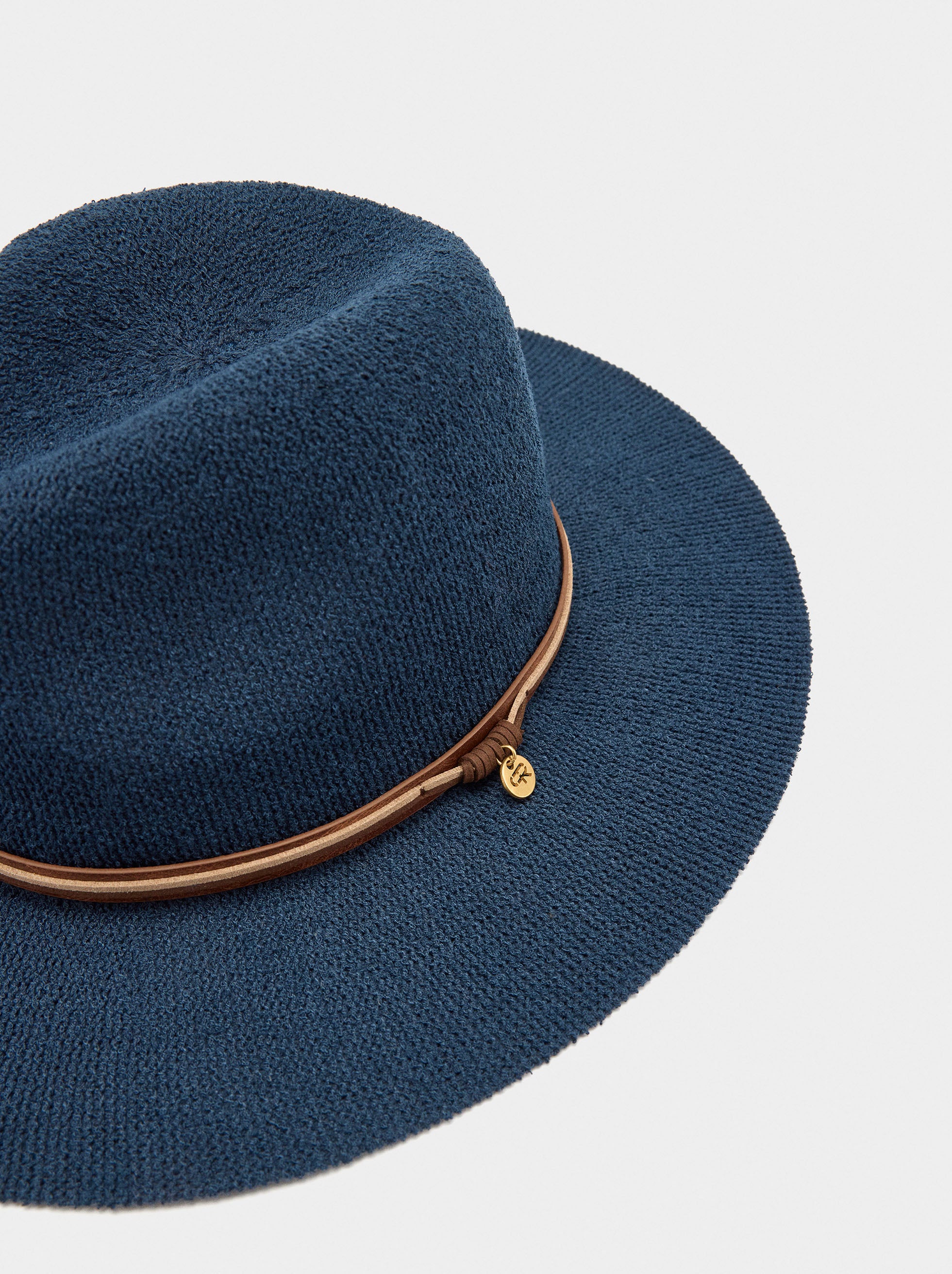 Sombrero De Punto Con Cintos Efecto Piel