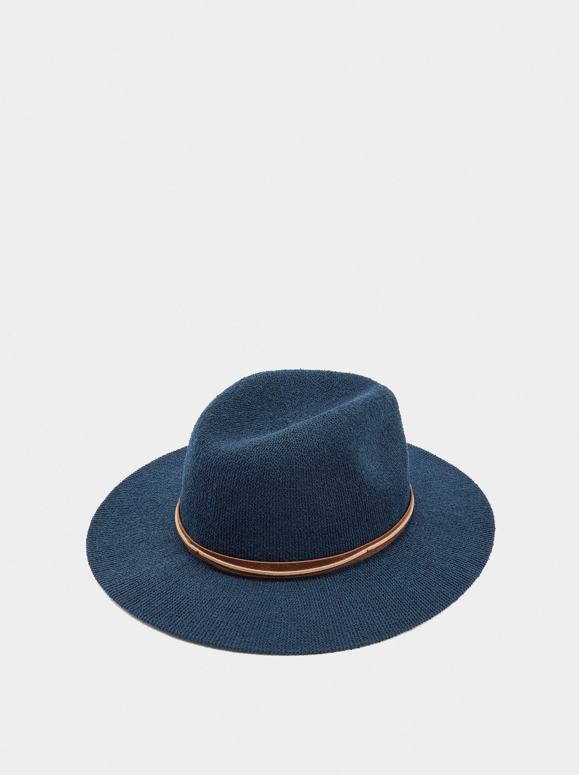 Sombrero De Punto Con Cintos Efecto Piel