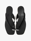 Sandalias Thong De Piel Con Detalle Metálico