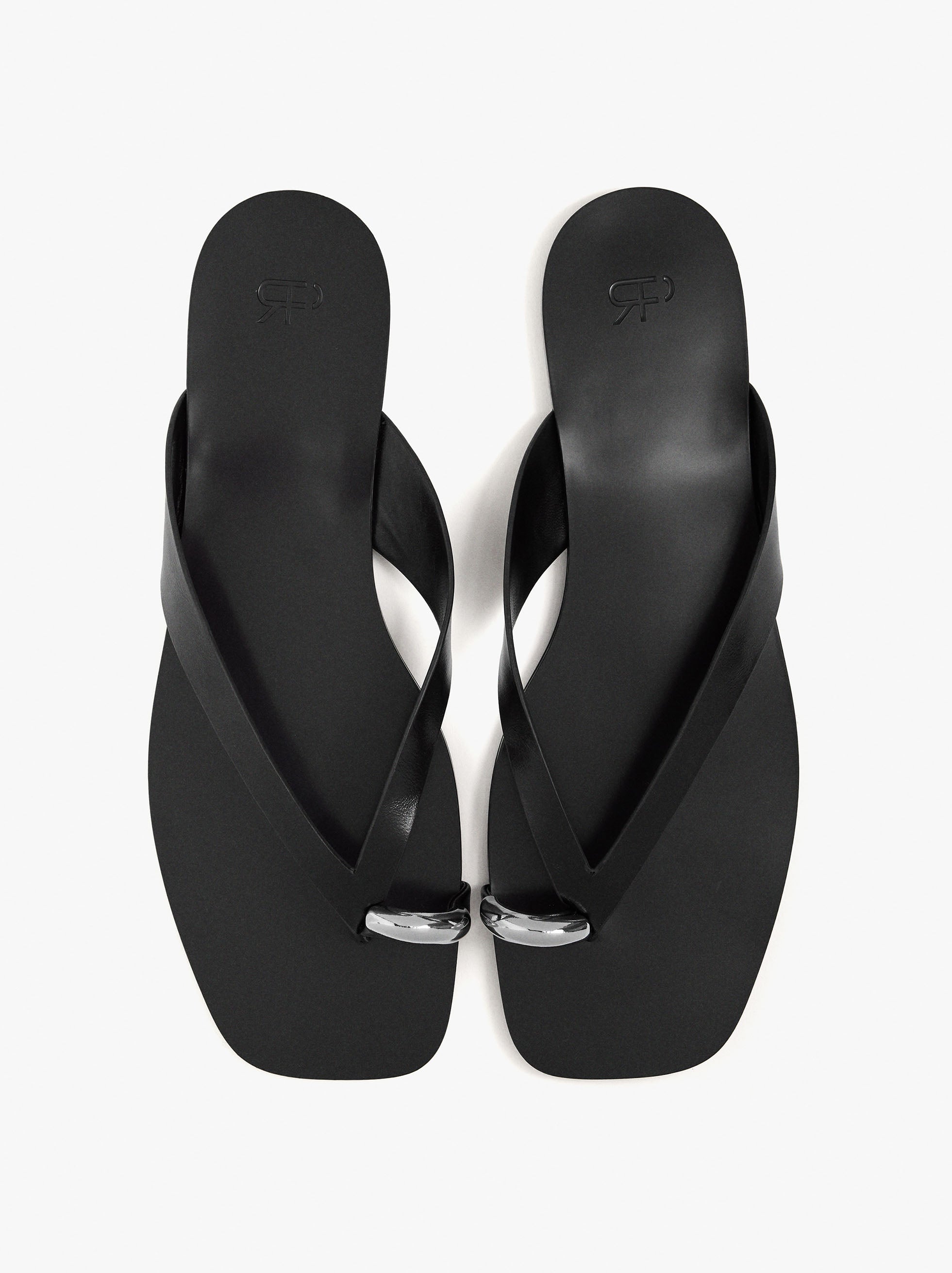 Sandalias Thong De Piel Con Detalle Metálico