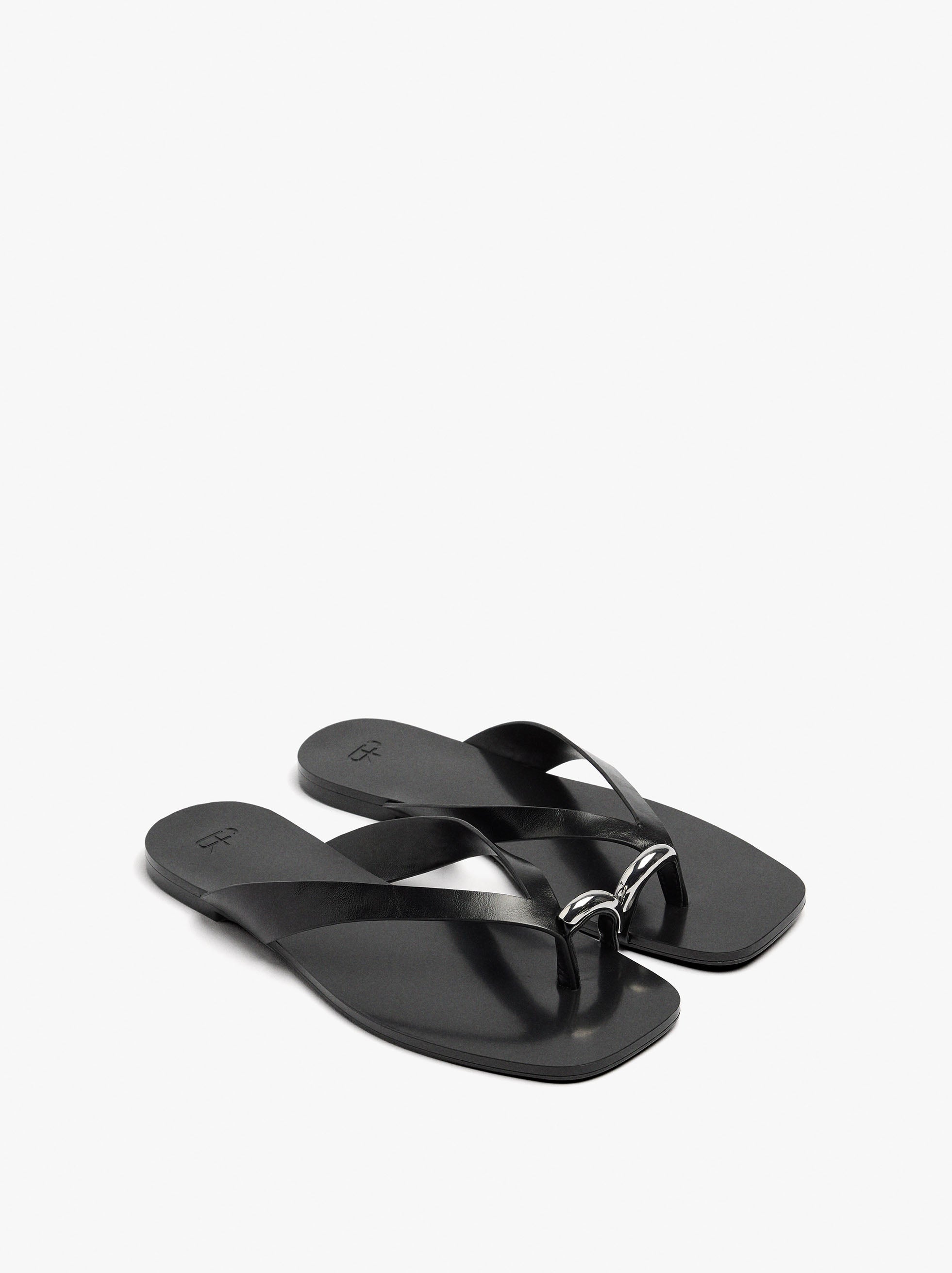 Sandalias Thong De Piel Con Detalle Metálico