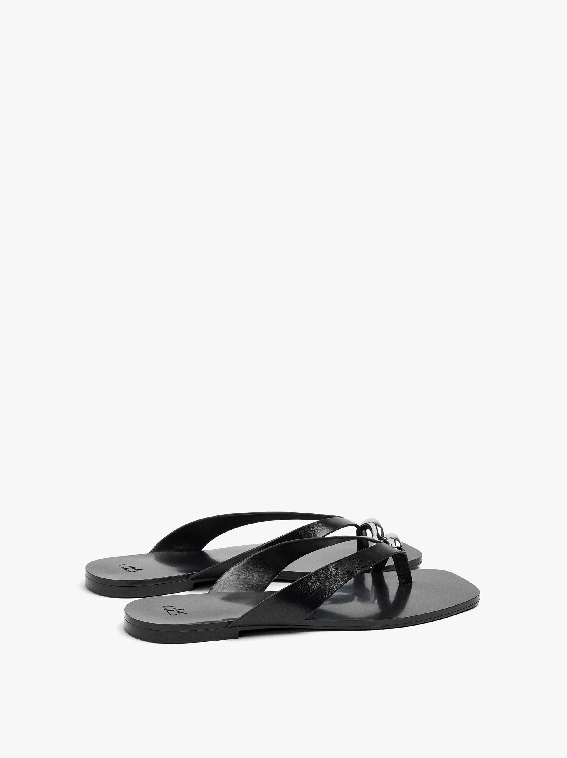 Sandalias Thong De Piel Con Detalle Metálico