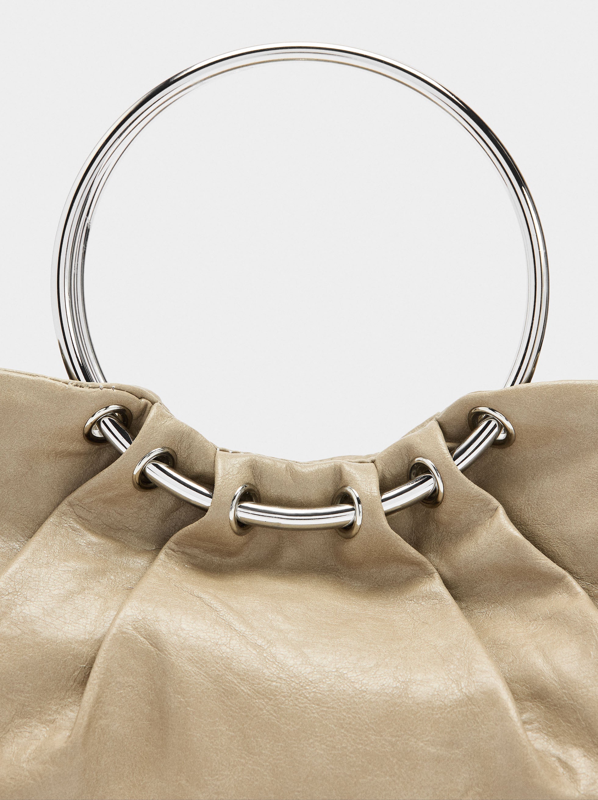 Bolso De Mano Con Aro Metálico