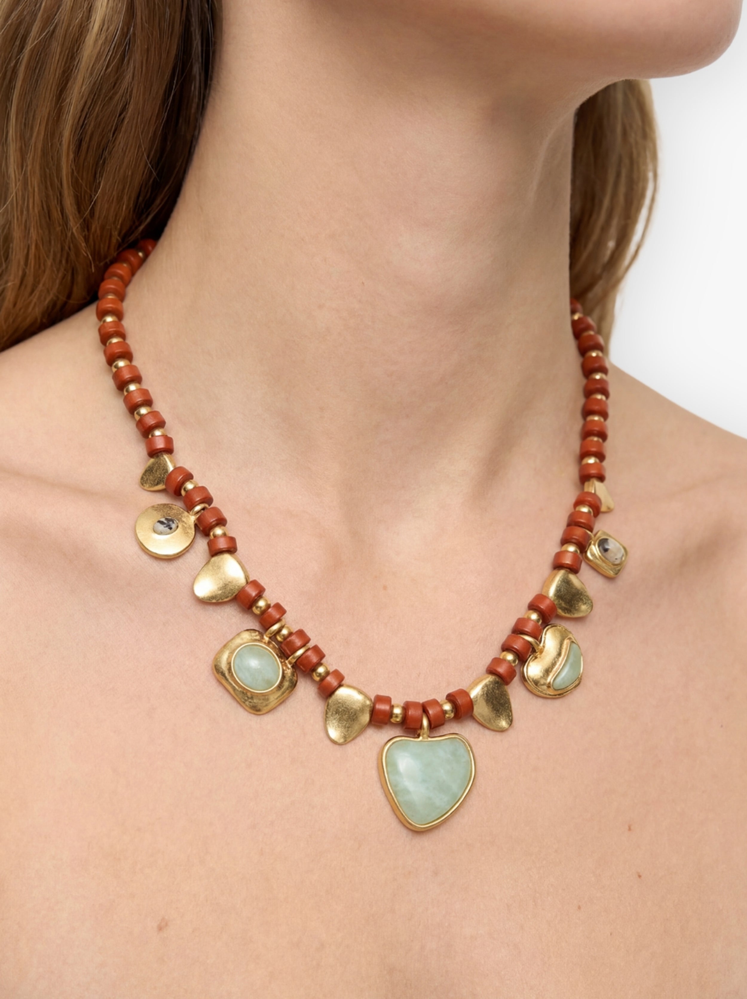 Collar Corto Con Colgantes De Piedras
