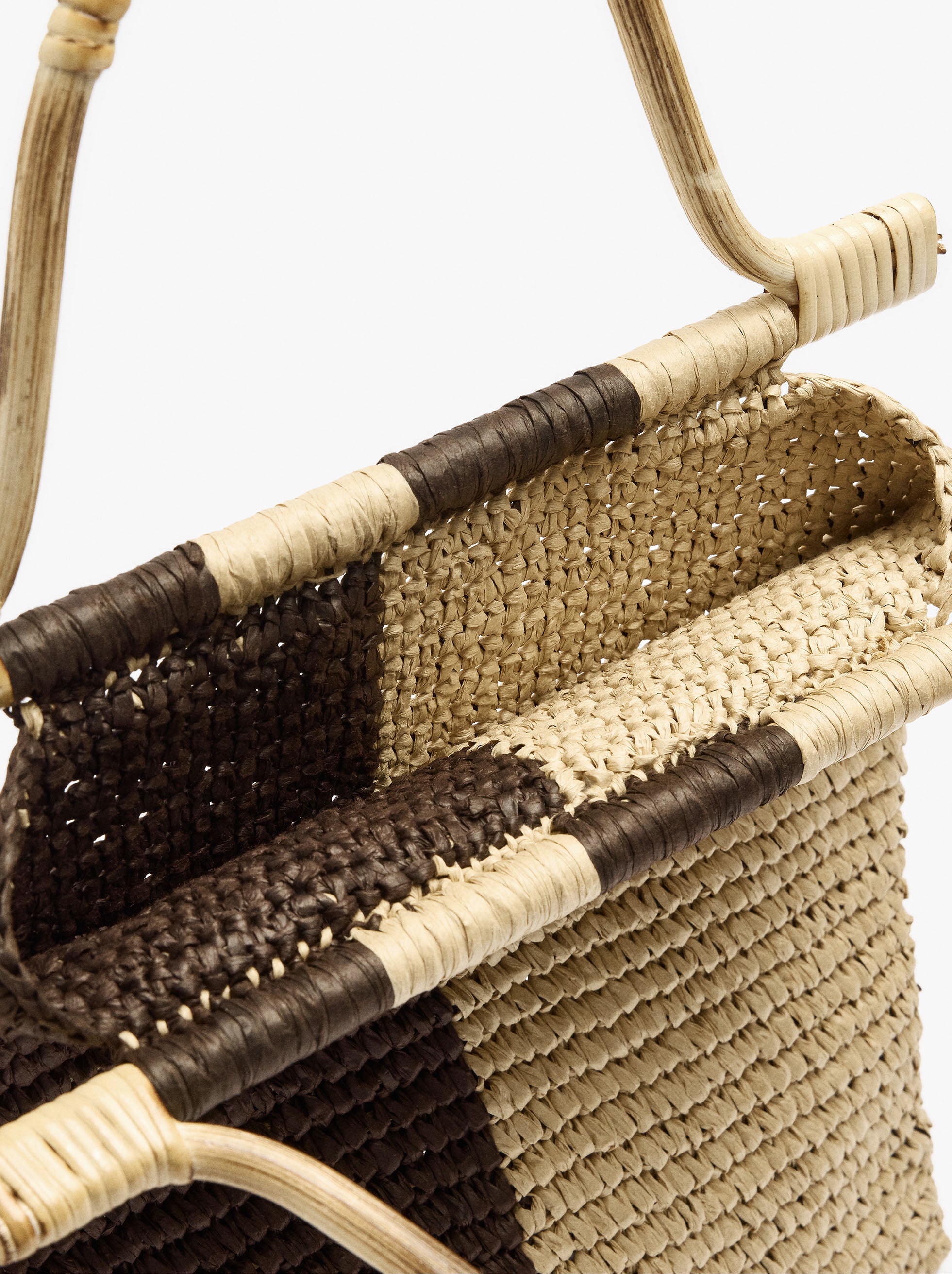 Bolso De Mano Bicolor Efecto Rafia Con Bambú