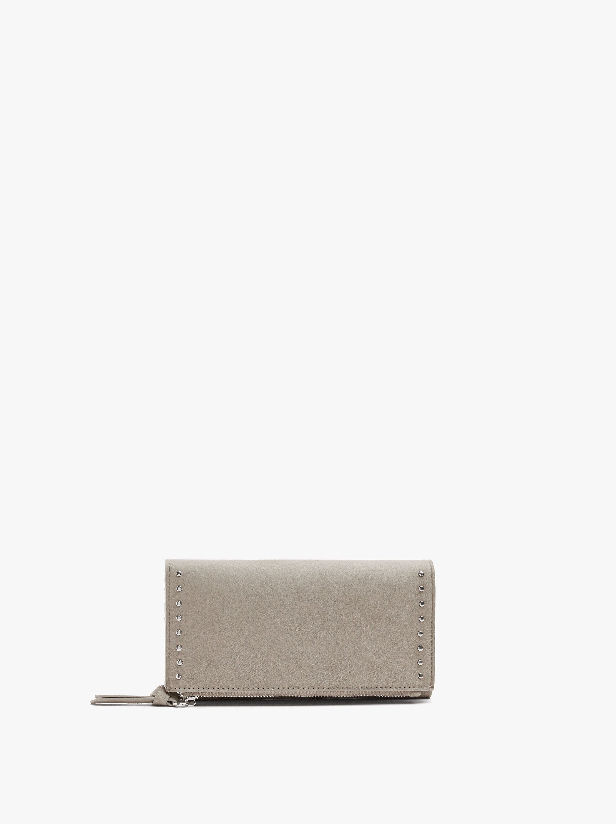 Cartera Con Tachuelas Efecto Piel