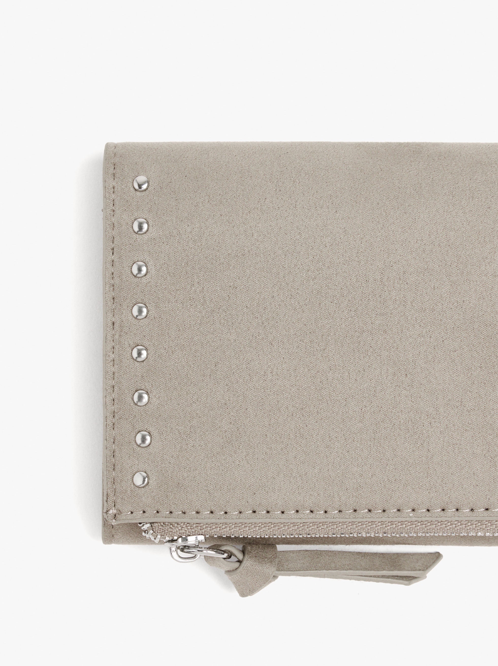 Cartera Con Tachuelas Efecto Piel