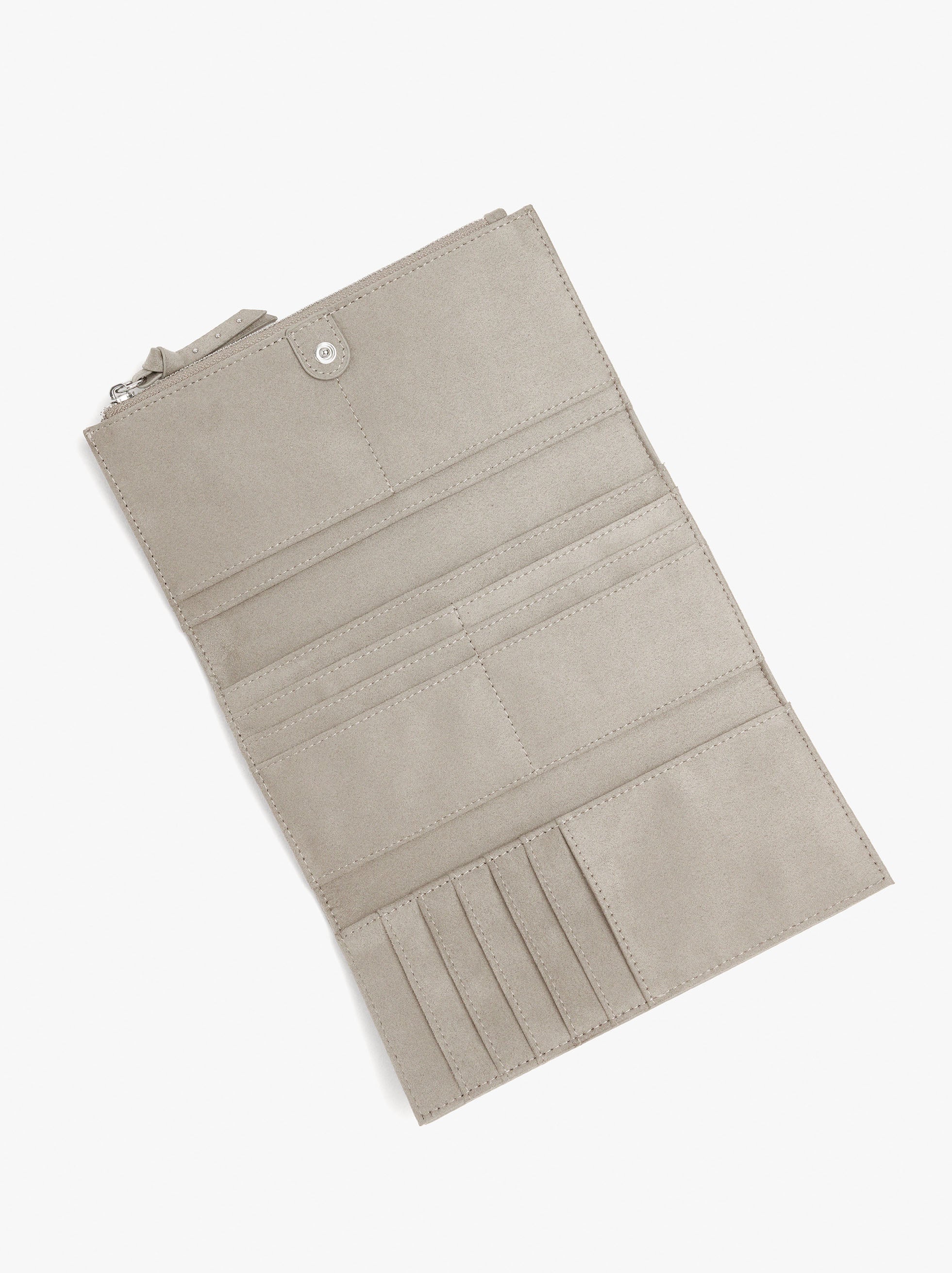 Cartera Con Tachuelas Efecto Piel