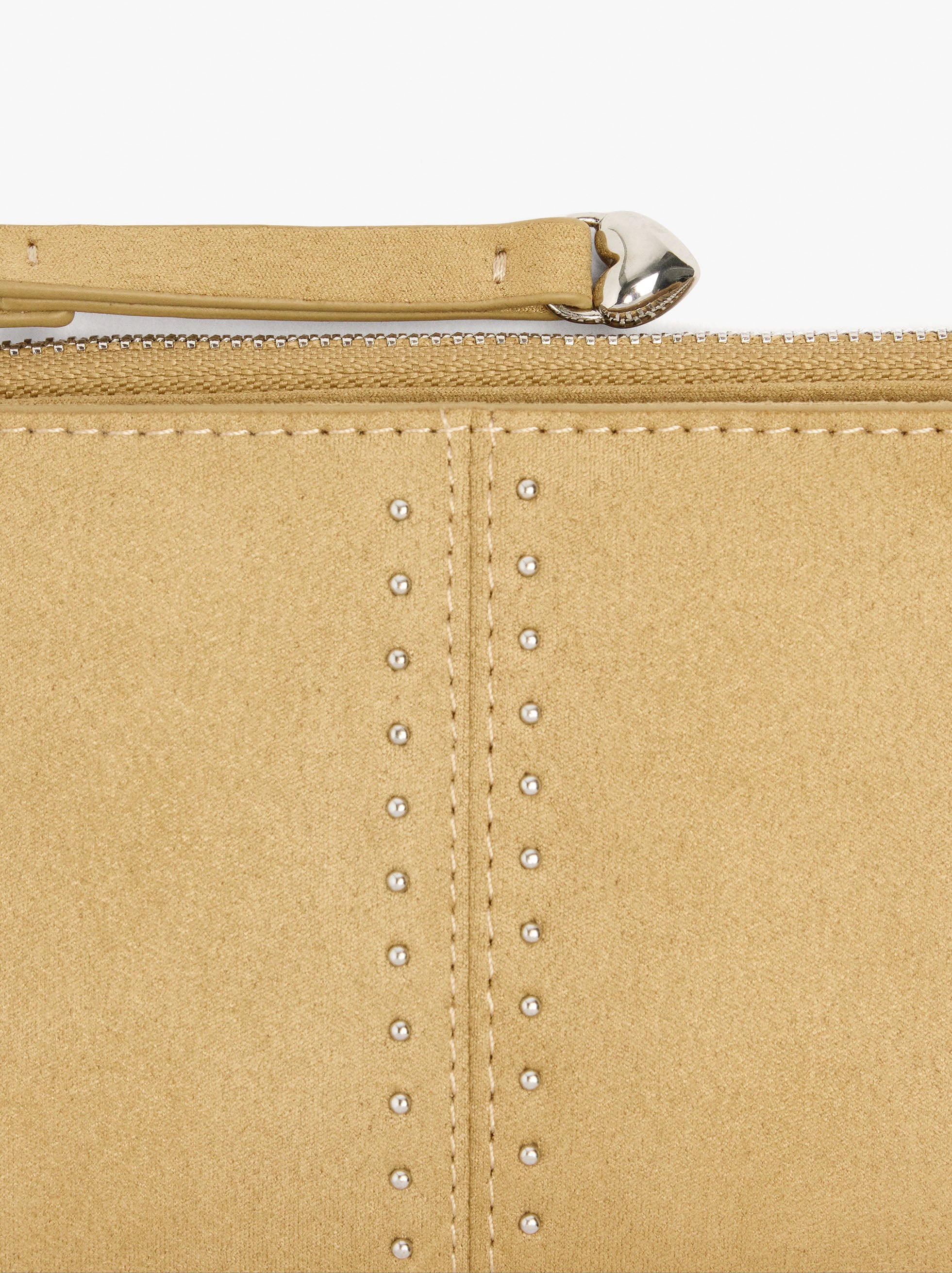 Cartera Con Tachuelas Detalle Corazón
