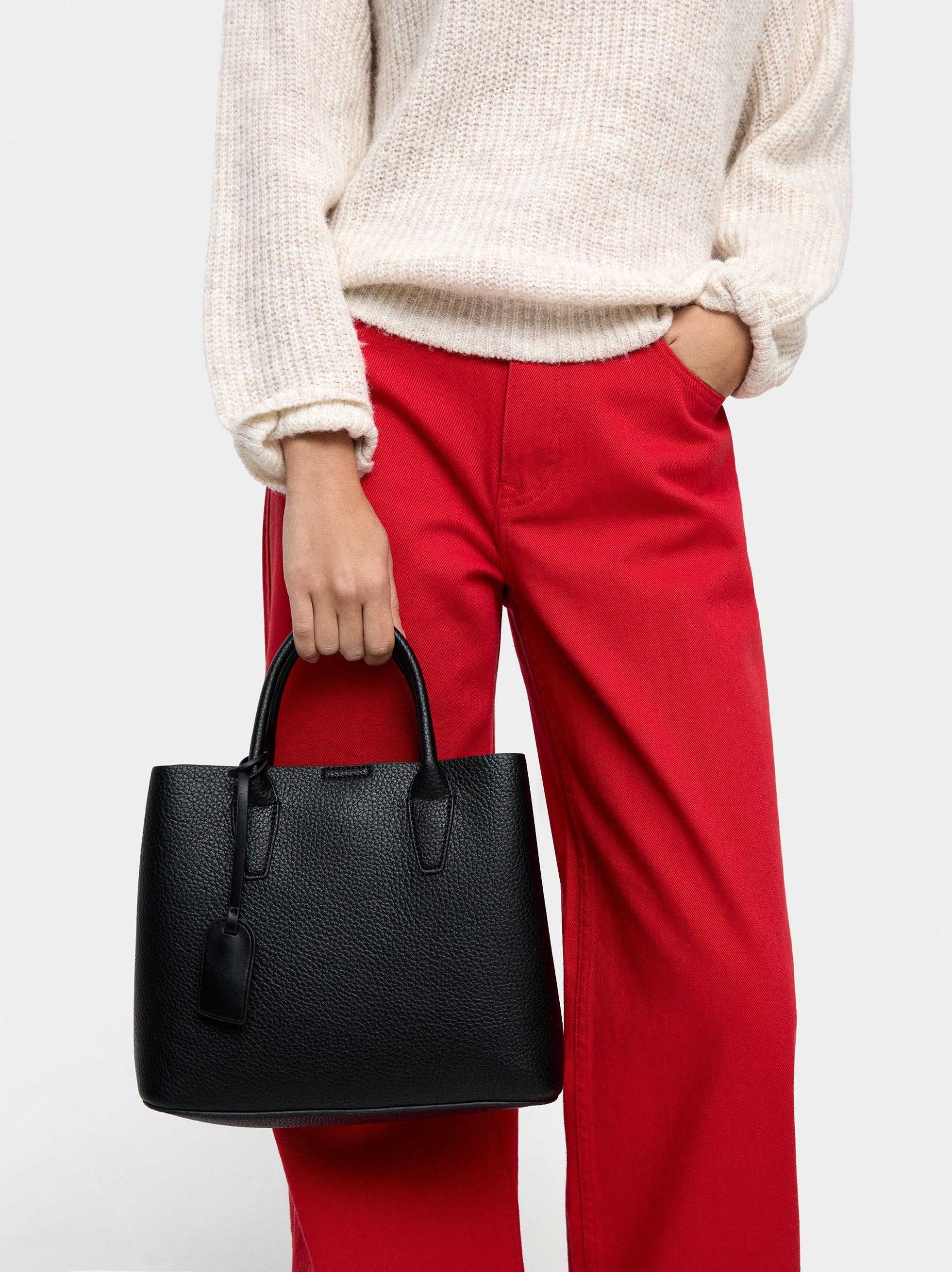 Bolso Tote Con Textura Y Colgante
