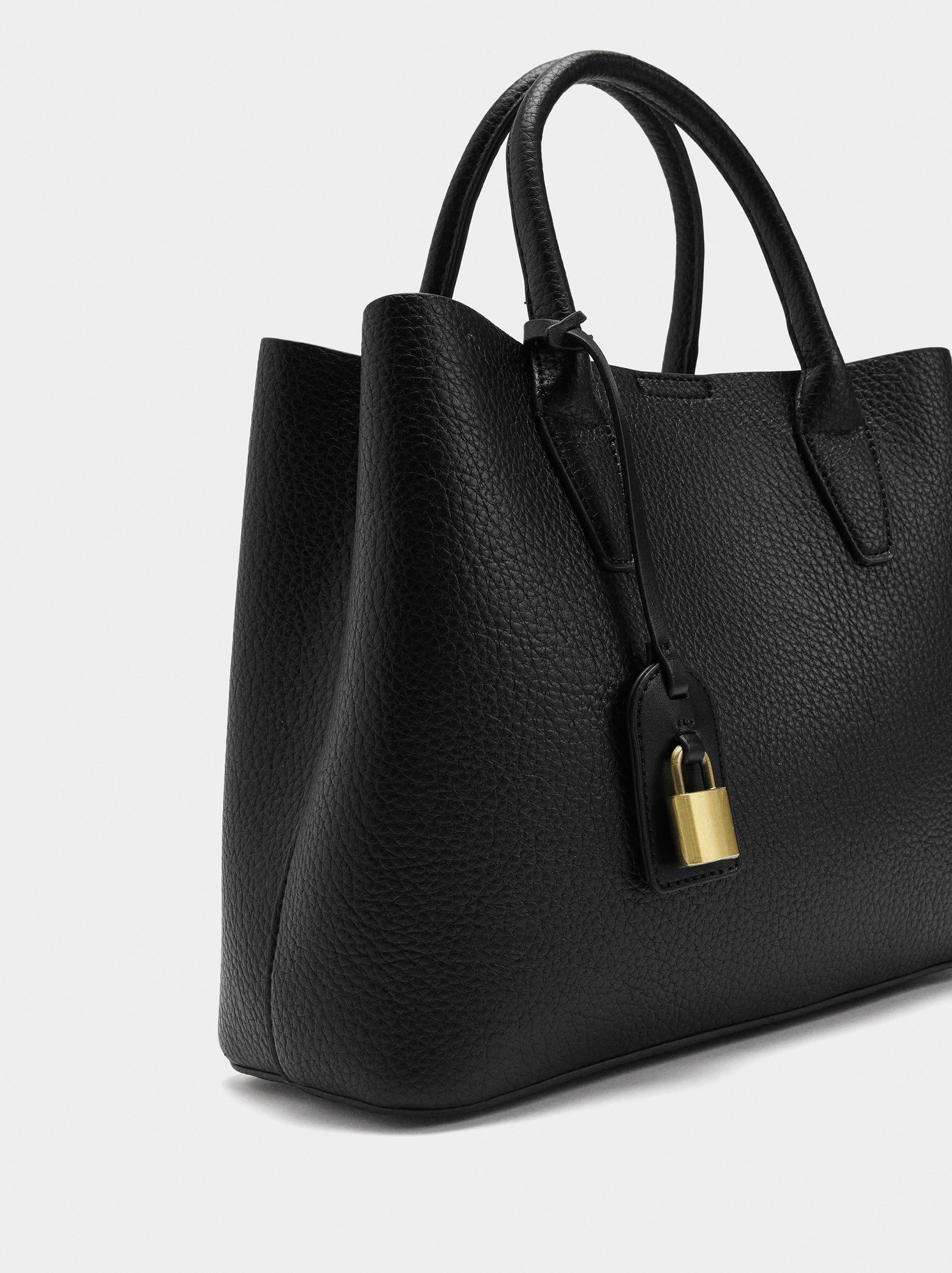 Bolso Tote Con Textura Y Colgante