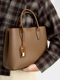 Bolso Tote Con Textura Y Colgante