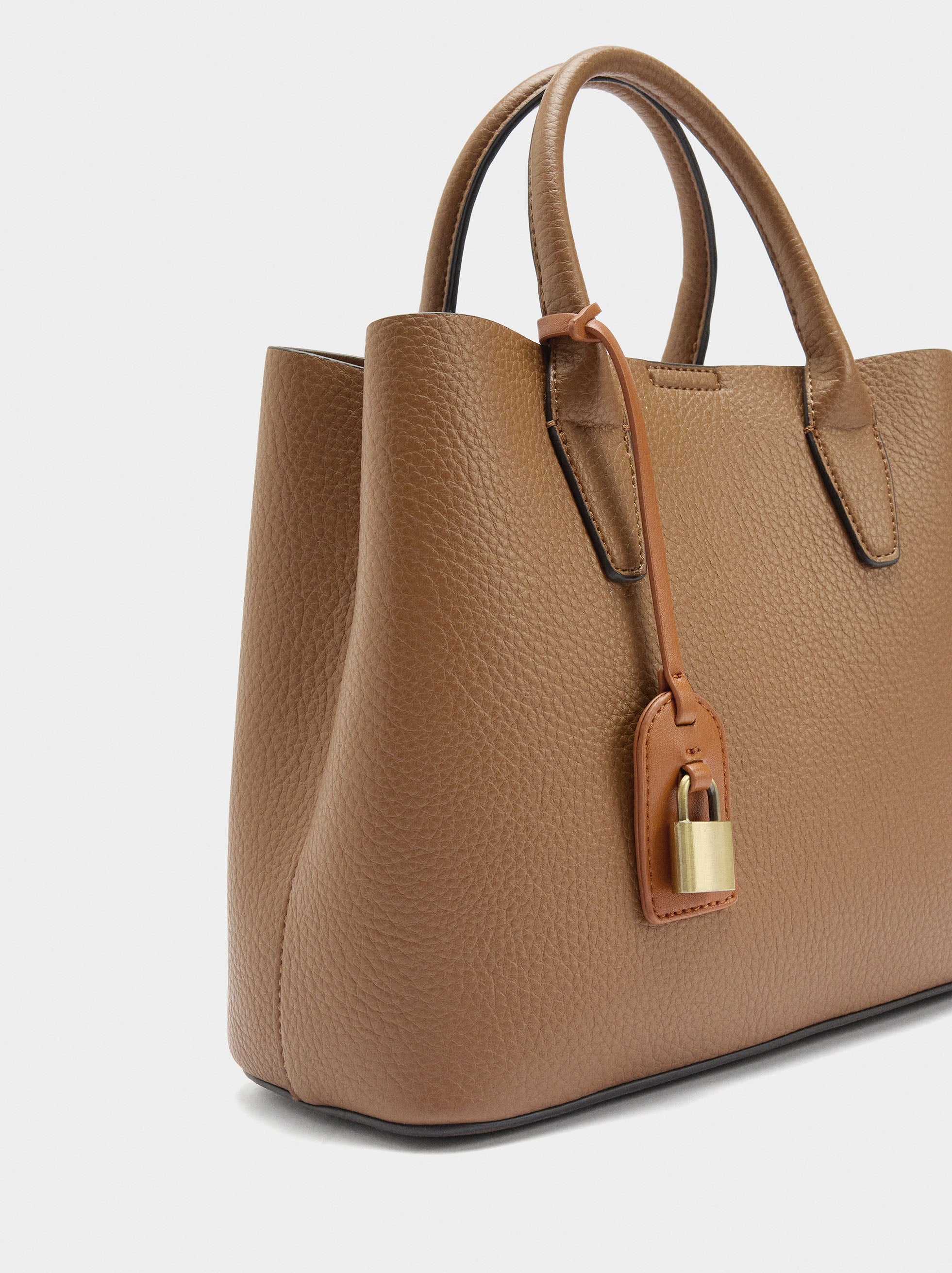 Bolso Tote Con Textura Y Colgante