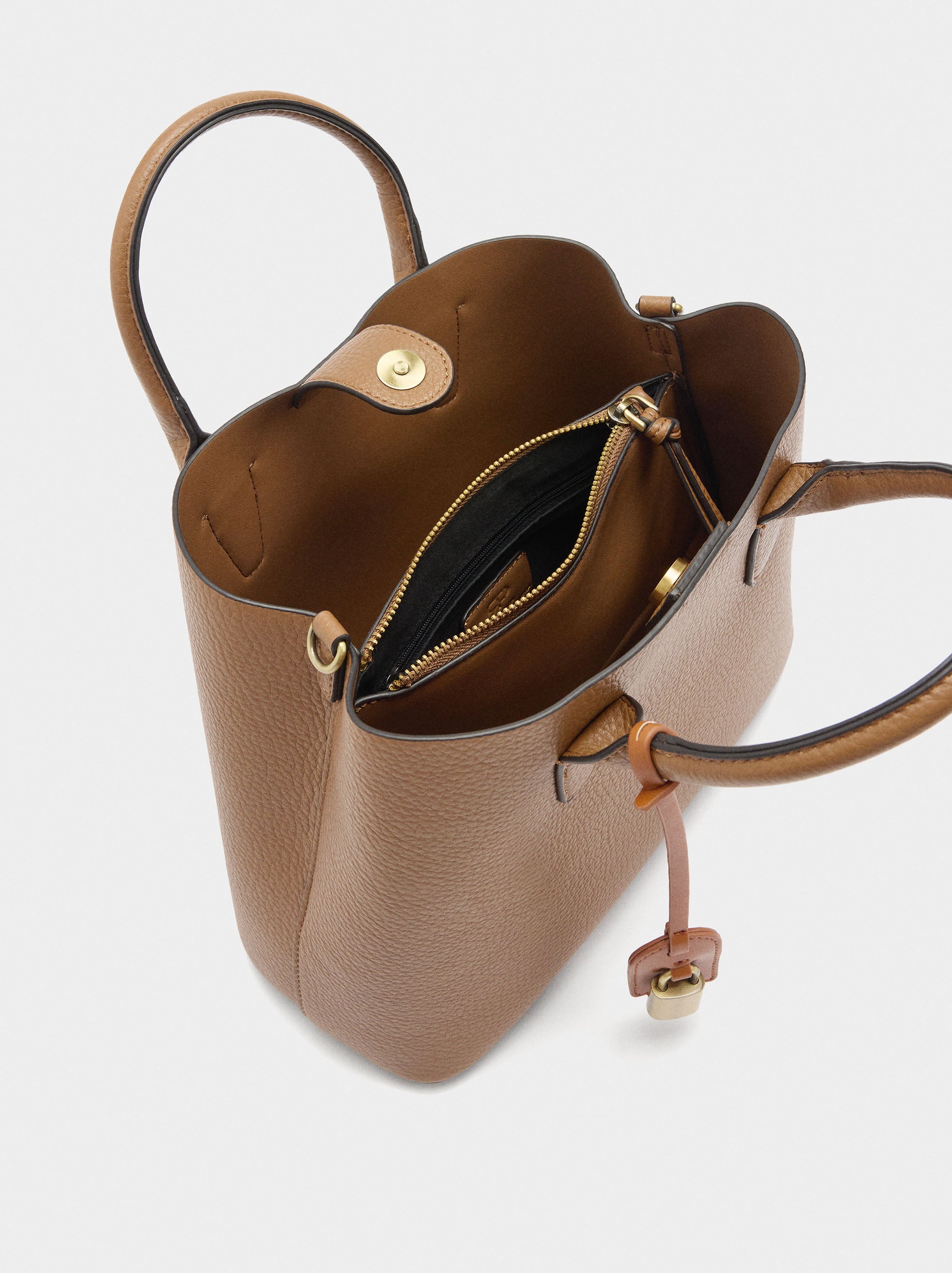 Bolso Tote Con Textura Y Colgante