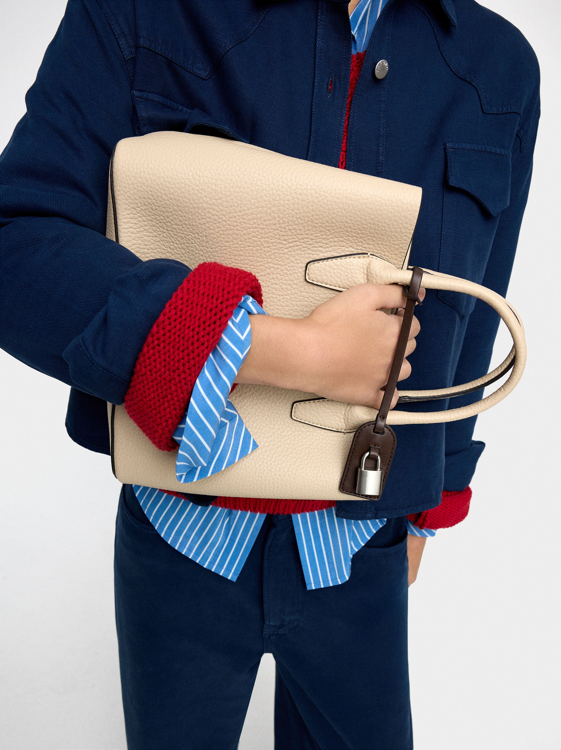 Bolso Tote Con Textura Y Colgante