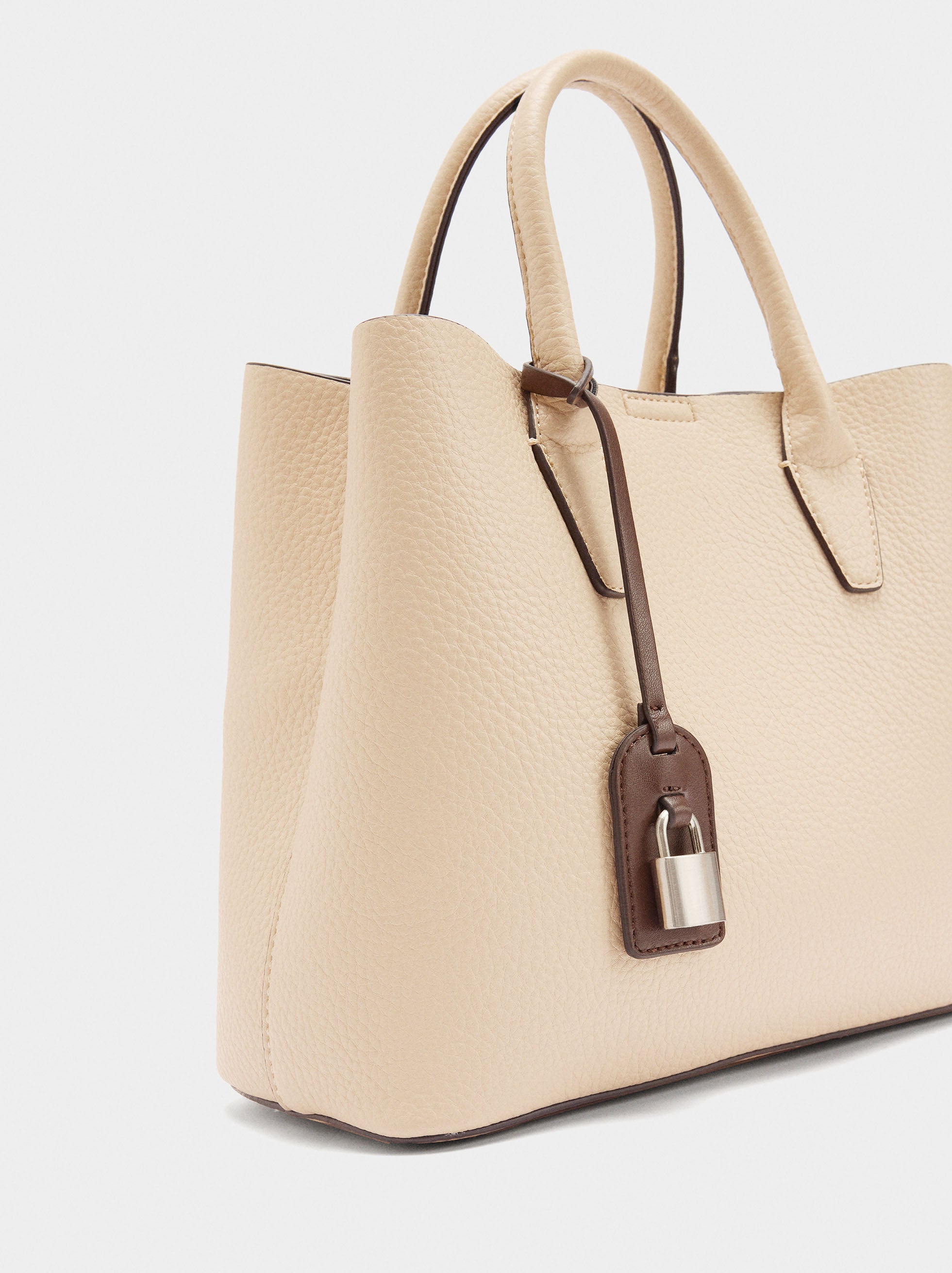 Bolso Tote Con Textura Y Colgante